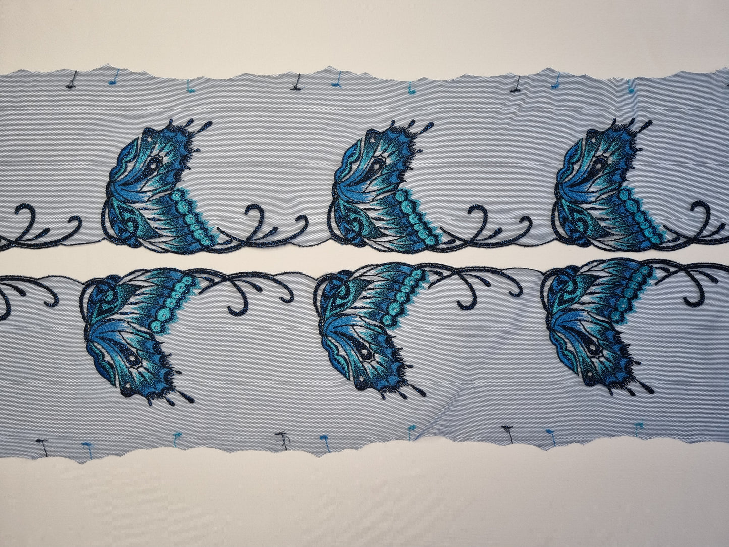 Blauw tulekant met grote vlinders
