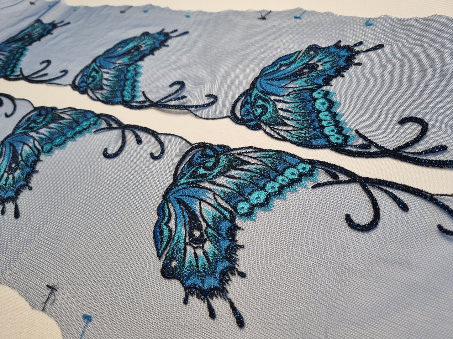 Blauw tulekant met grote vlinders