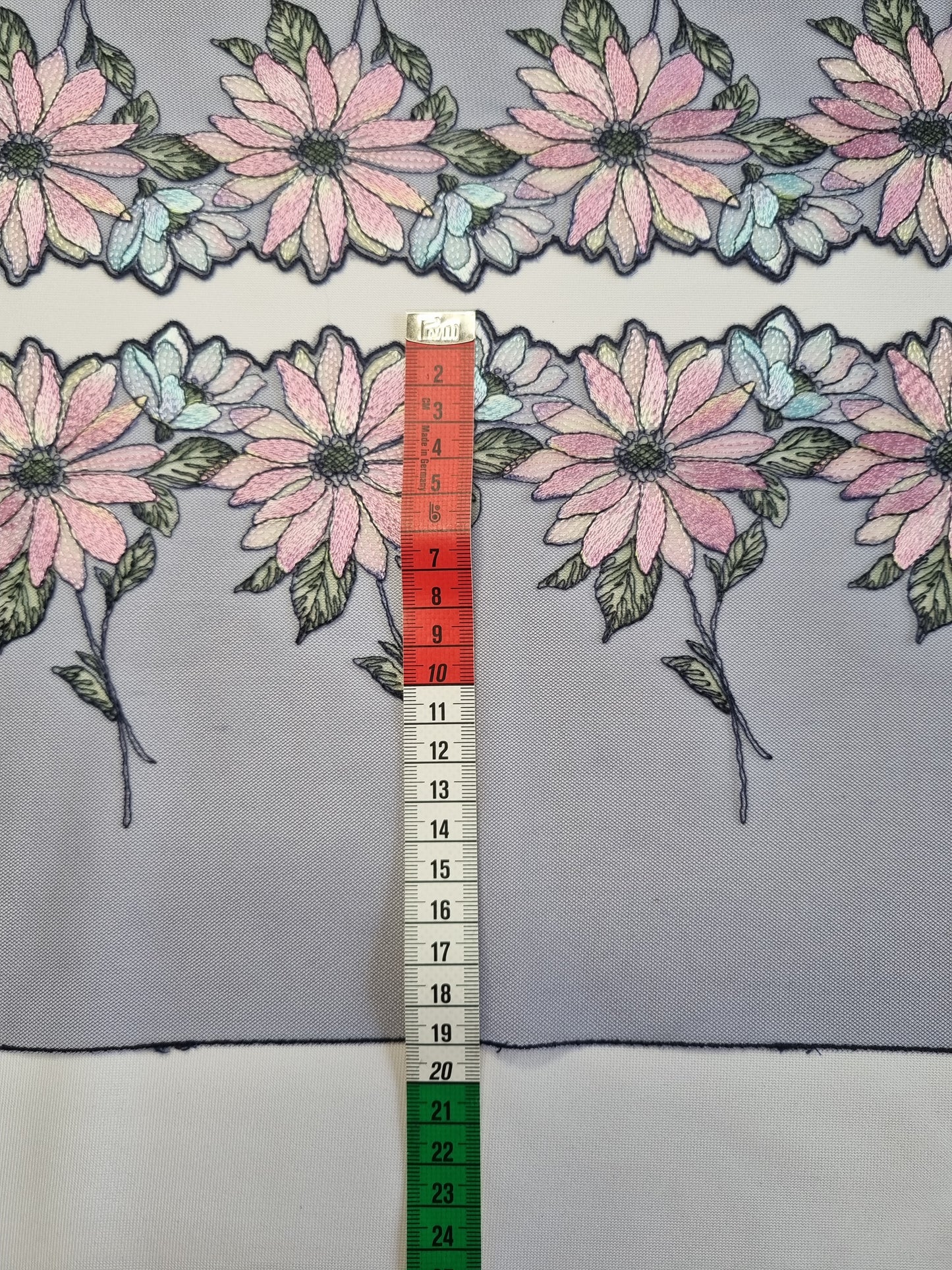 Donkerblauw tule kant met prachtig geborduurde bloemen