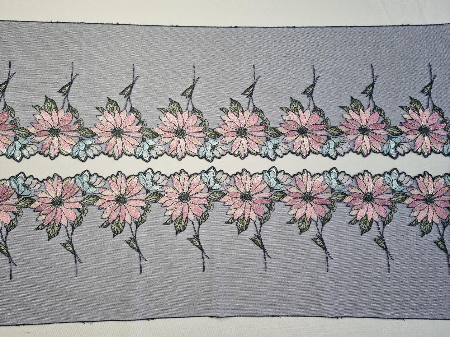 Donkerblauw tule kant met prachtig geborduurde bloemen