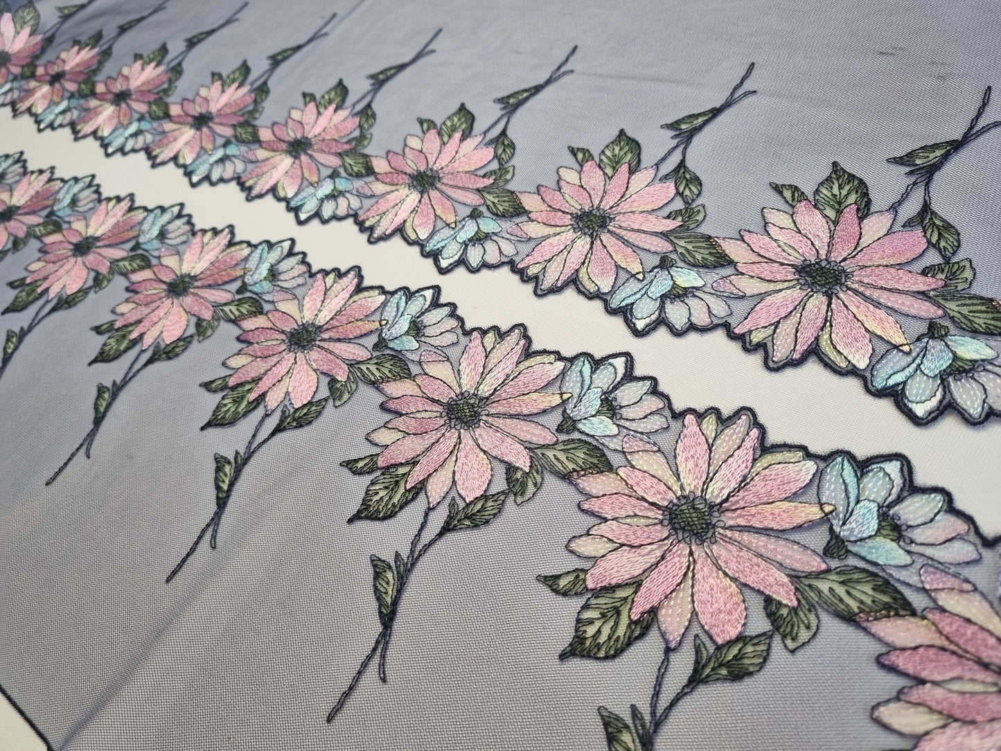 Donkerblauw tule kant met prachtig geborduurde bloemen