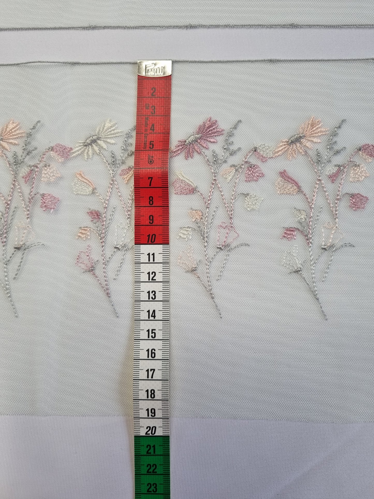 Mintgroen tule kant met roze madeliefjes