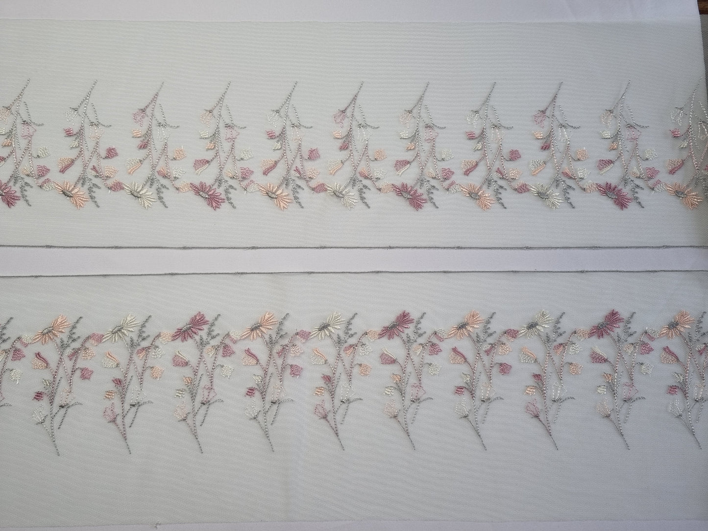 Mintgroen tule kant met roze madeliefjes