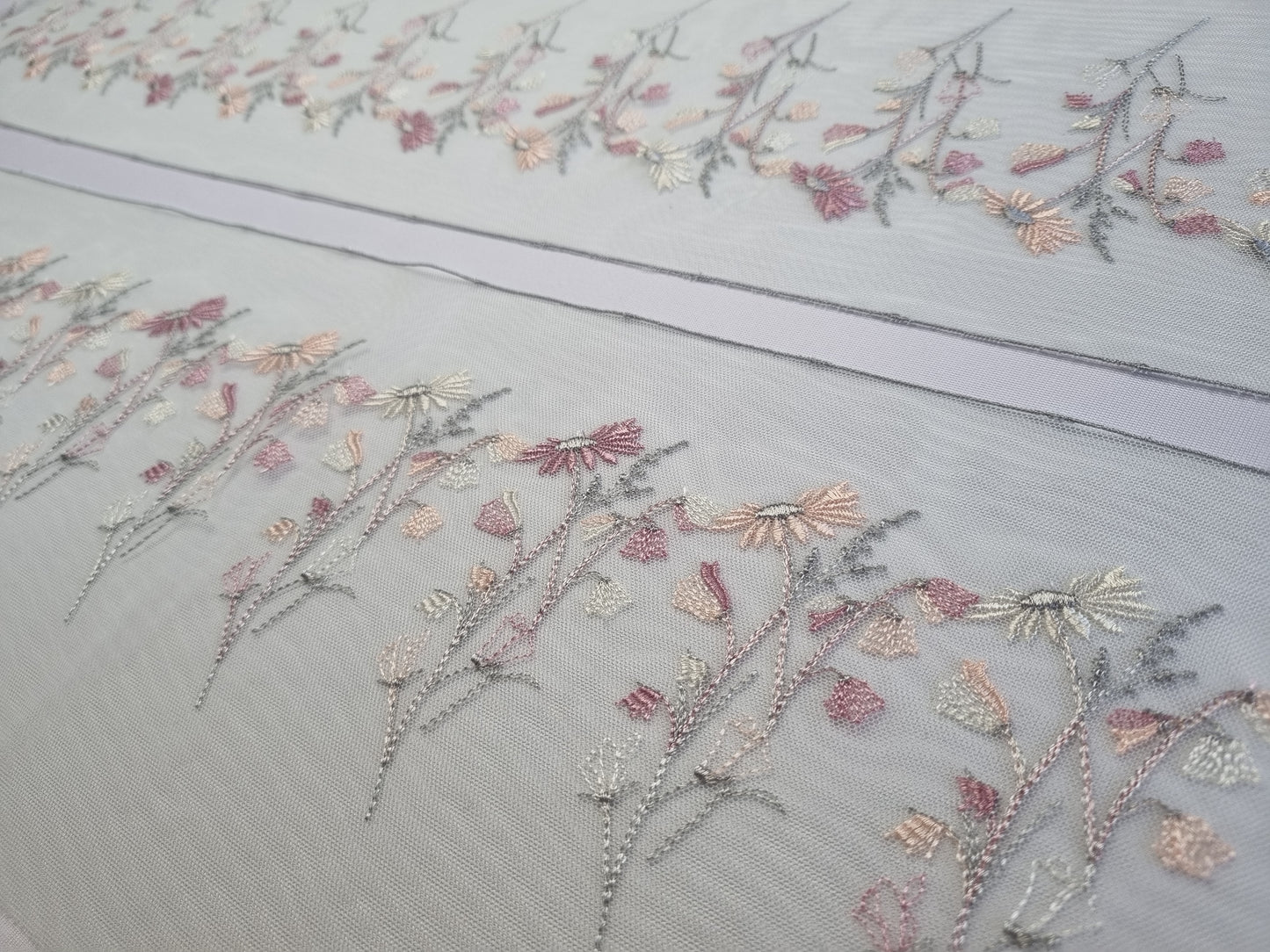 Mintgroen tule kant met roze madeliefjes