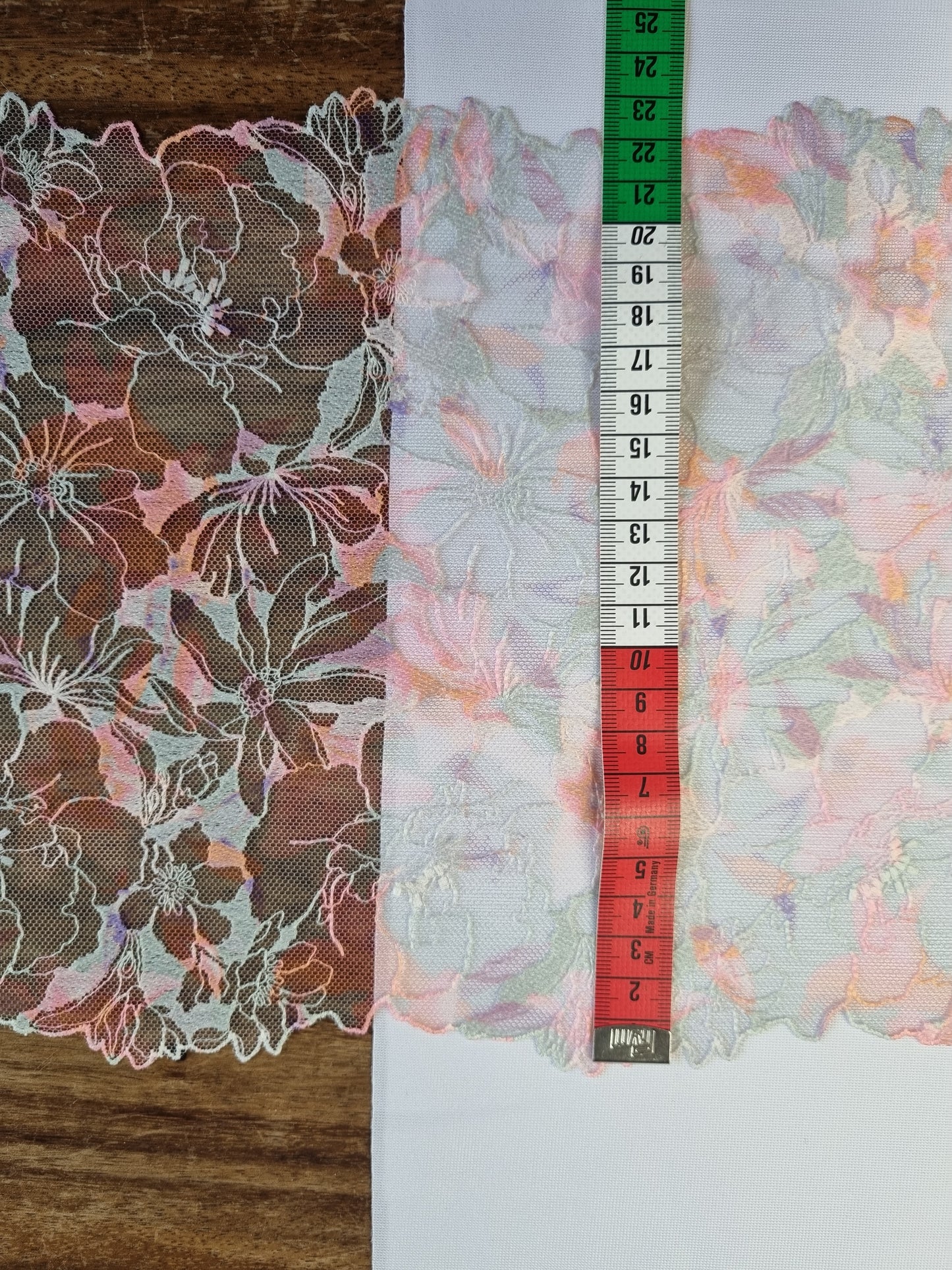 Tule kant met in negatief geborduurde bloemen en print in pastel/neon kleuren.