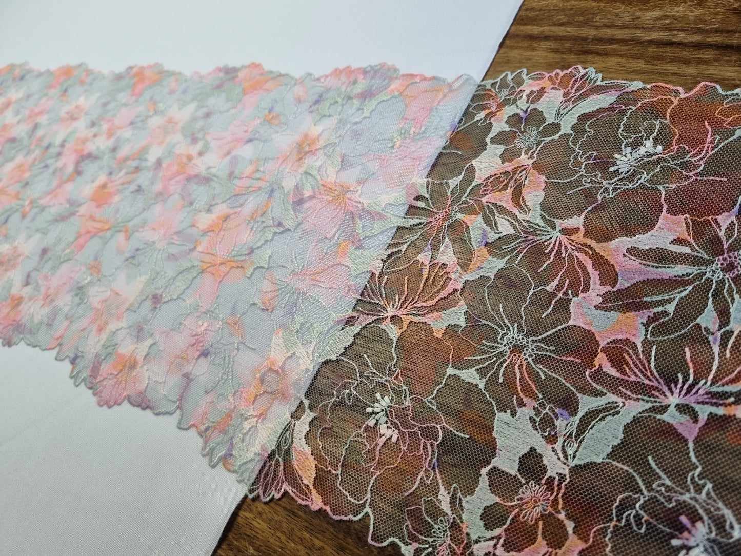 Tule kant met in negatief geborduurde bloemen en print in pastel/neon kleuren.