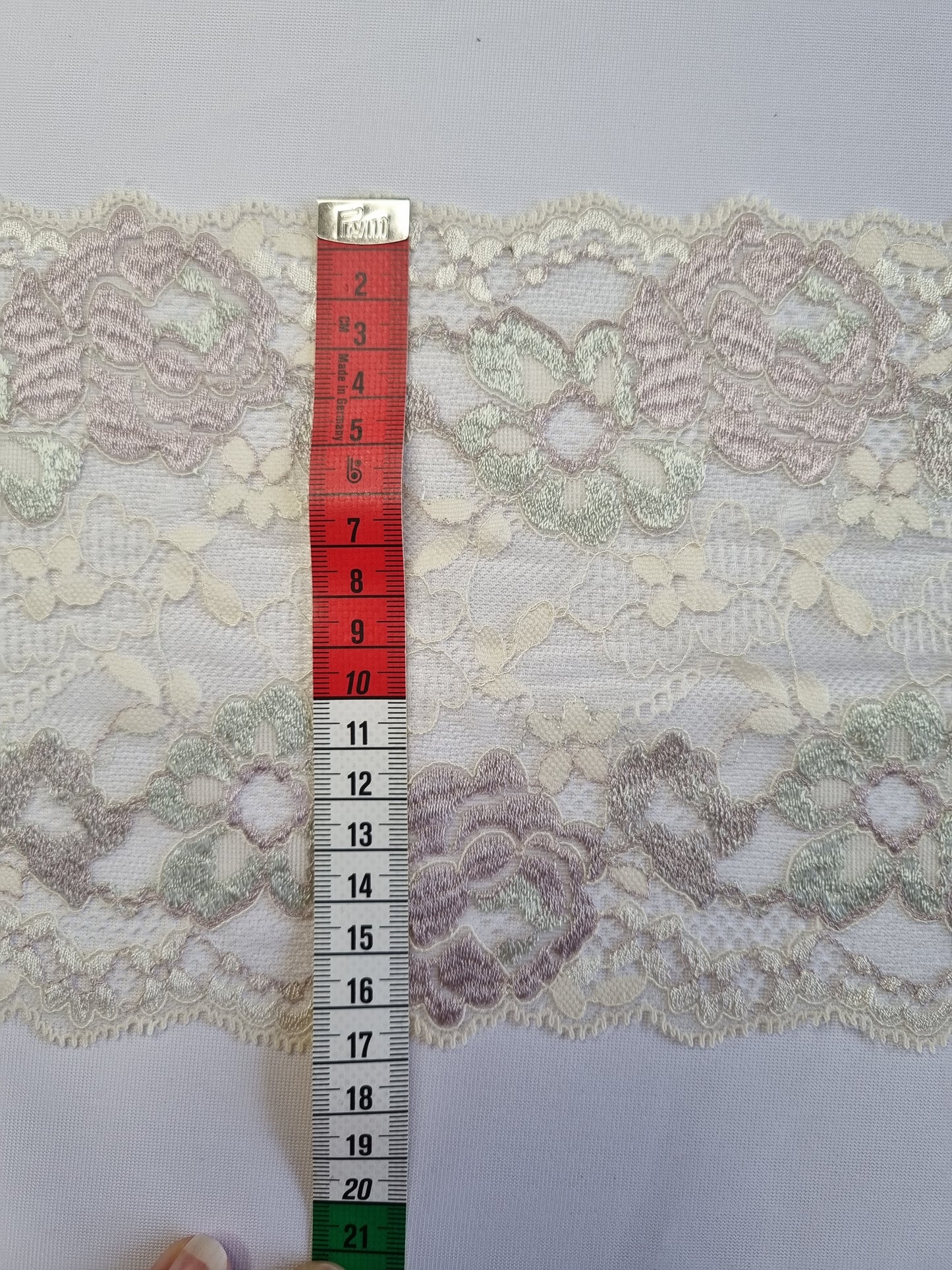 Ivoor stretchkant met ingeweven rozen in zacht vintage roze en groen