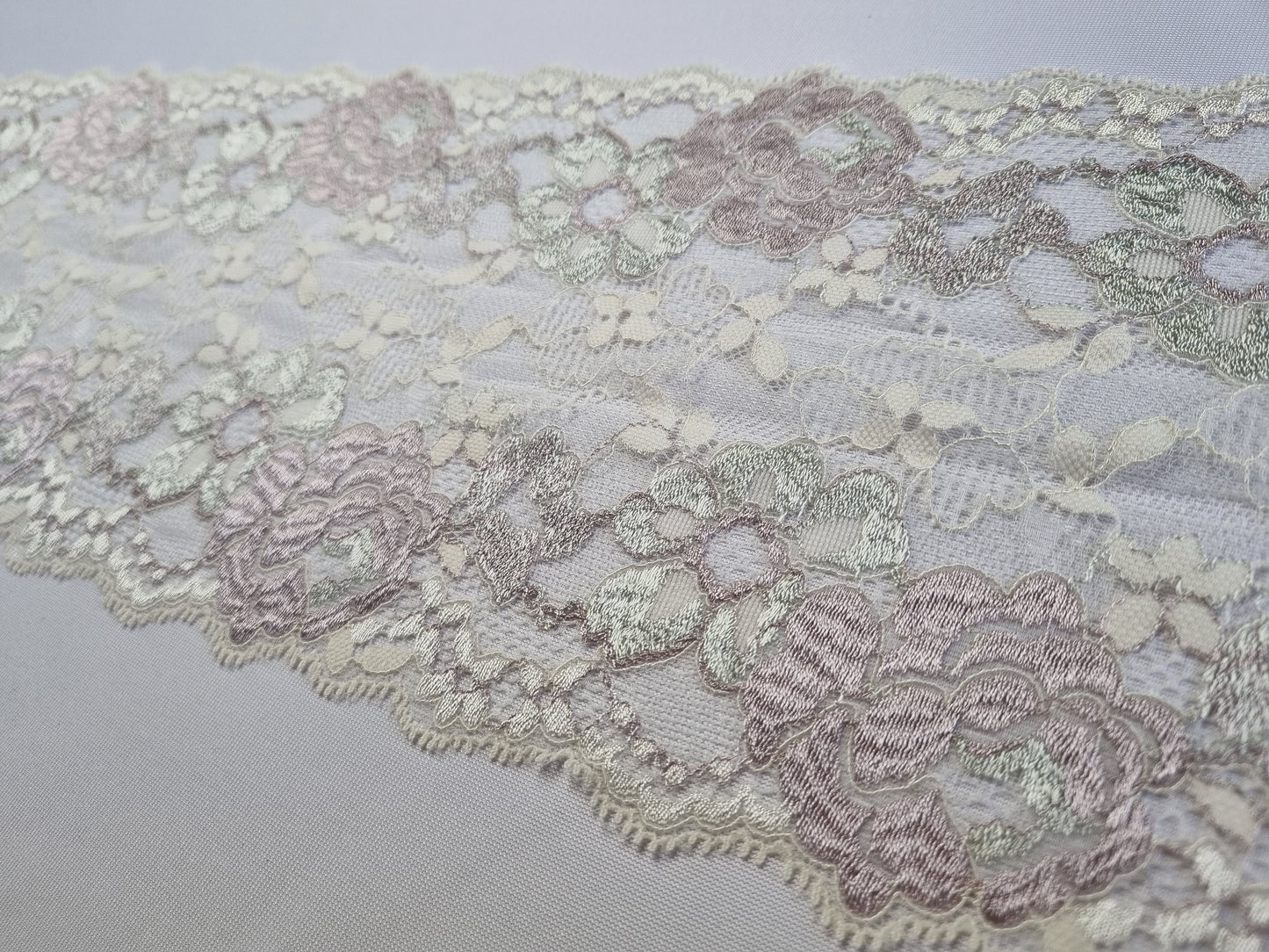 Ivoor stretchkant met ingeweven rozen in zacht vintage roze en groen