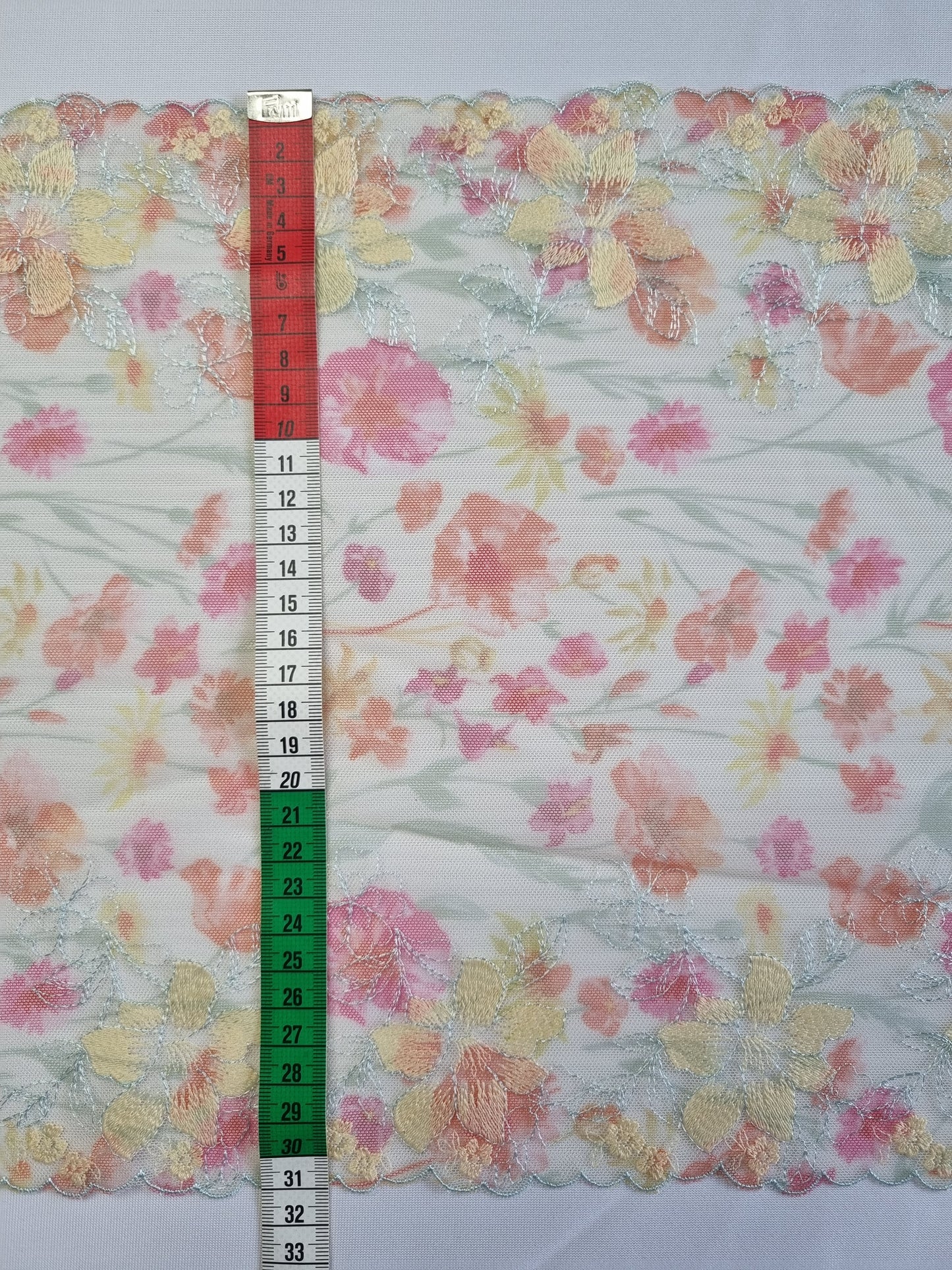 Tule kant in zacht geel met geborduurde bloemen en bloemenprint