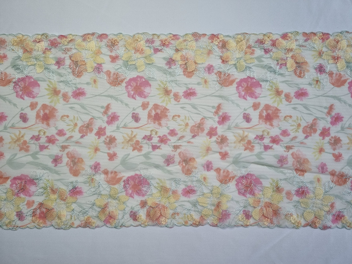 Tule kant in zacht geel met geborduurde bloemen en bloemenprint