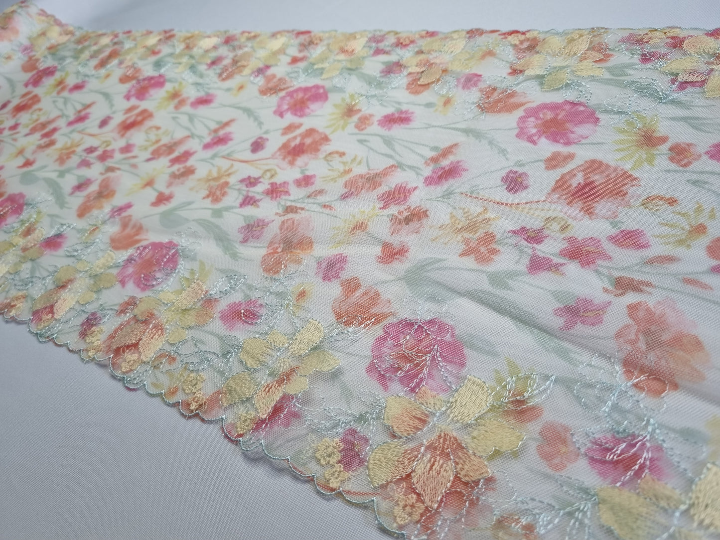 Tule kant in zacht geel met geborduurde bloemen en bloemenprint