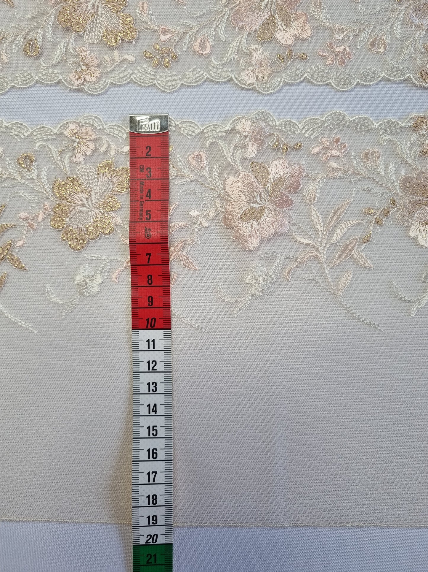 Peach tule kant met zachtroze en rosegoudkleurige lelies
