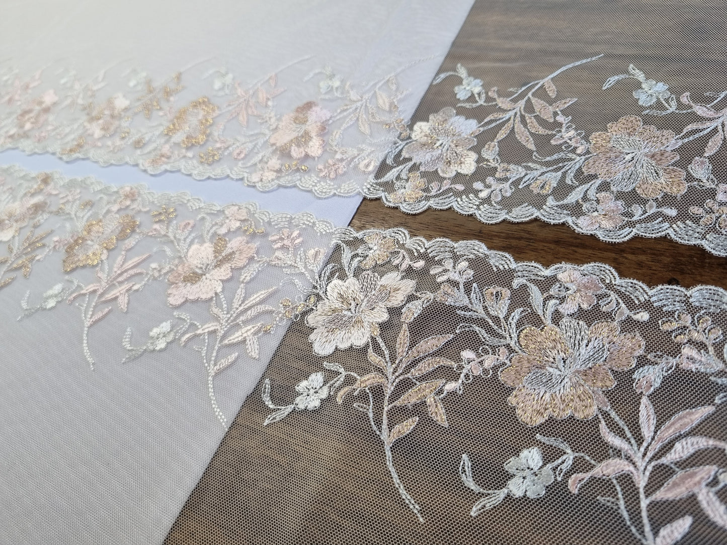 Peach tule kant met zachtroze en rosegoudkleurige lelies