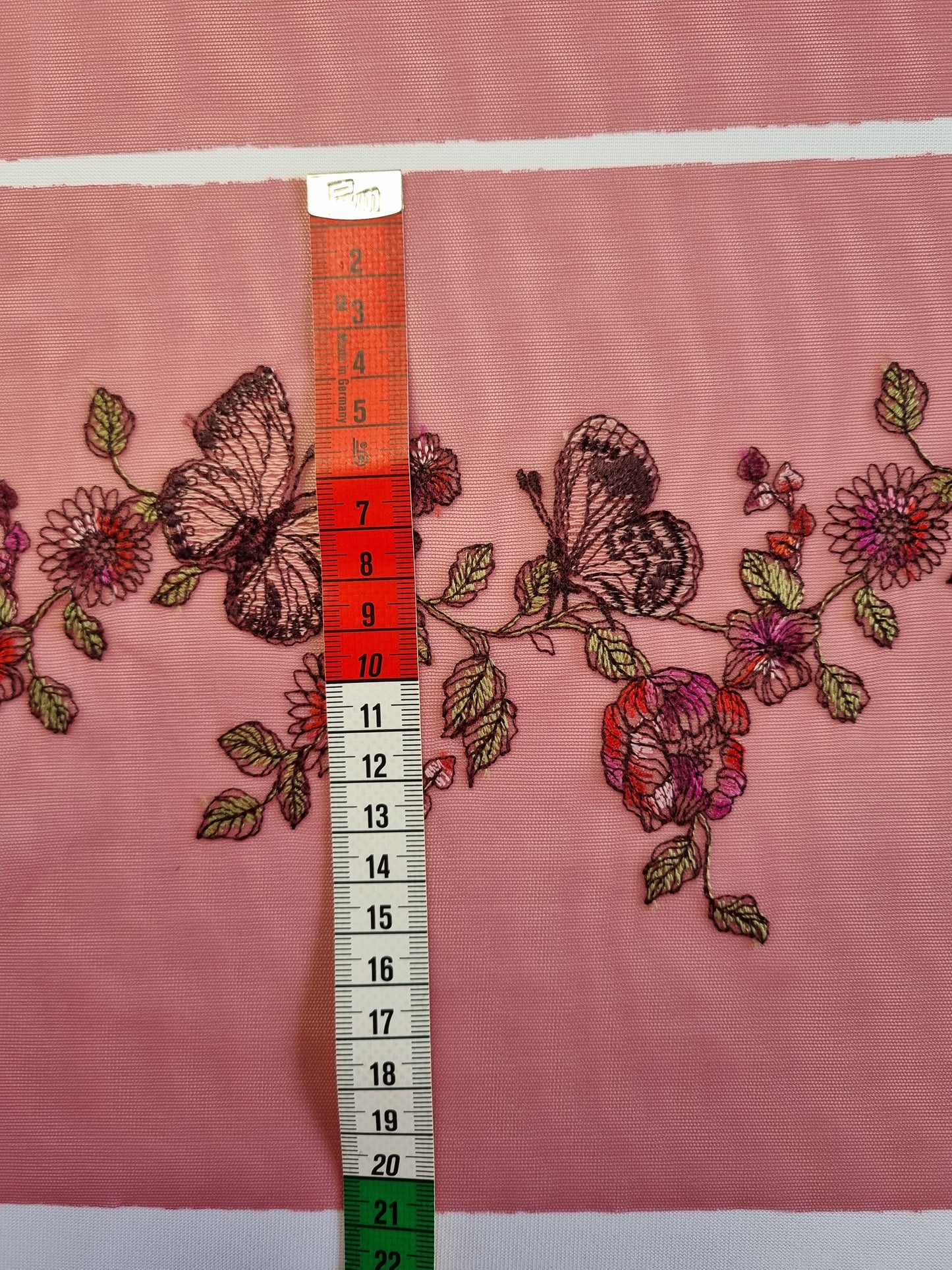 Cerise rood stretchkant met geborduurde vlinders