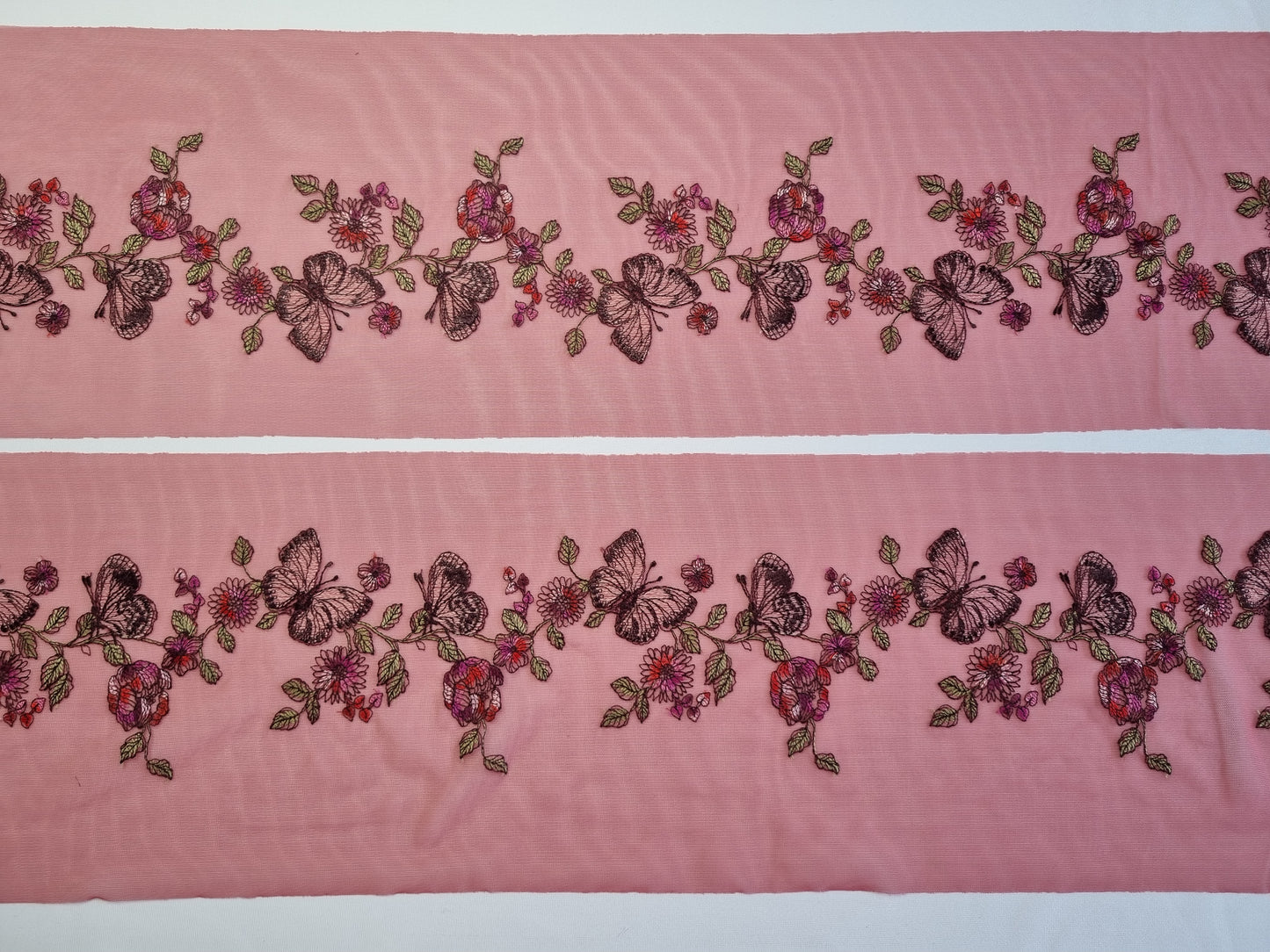 Cerise rood stretchkant met geborduurde vlinders