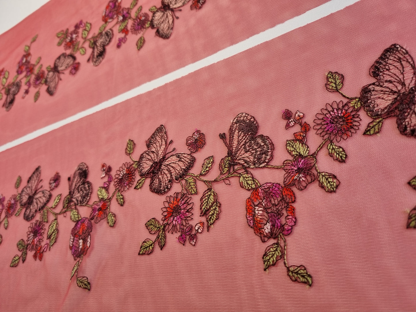 Cerise rood stretchkant met geborduurde vlinders