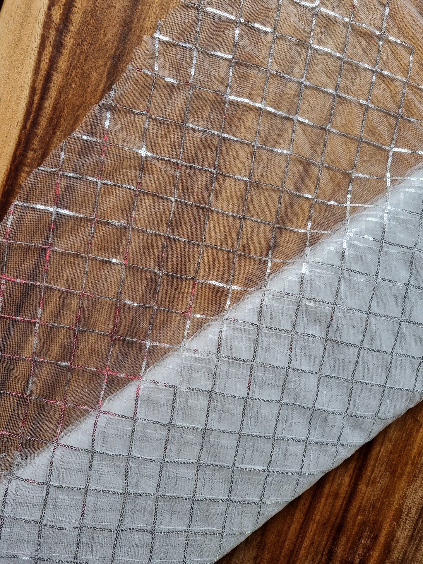 Witte tule met zilver kleurige pailletjes
