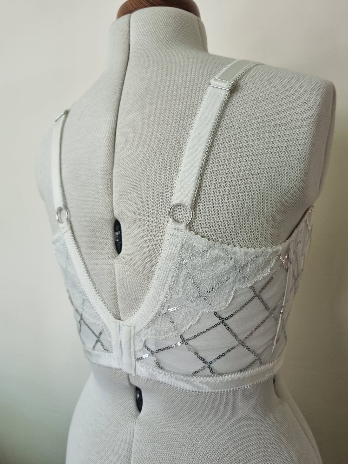 Witte tule met zilver kleurige pailletjes