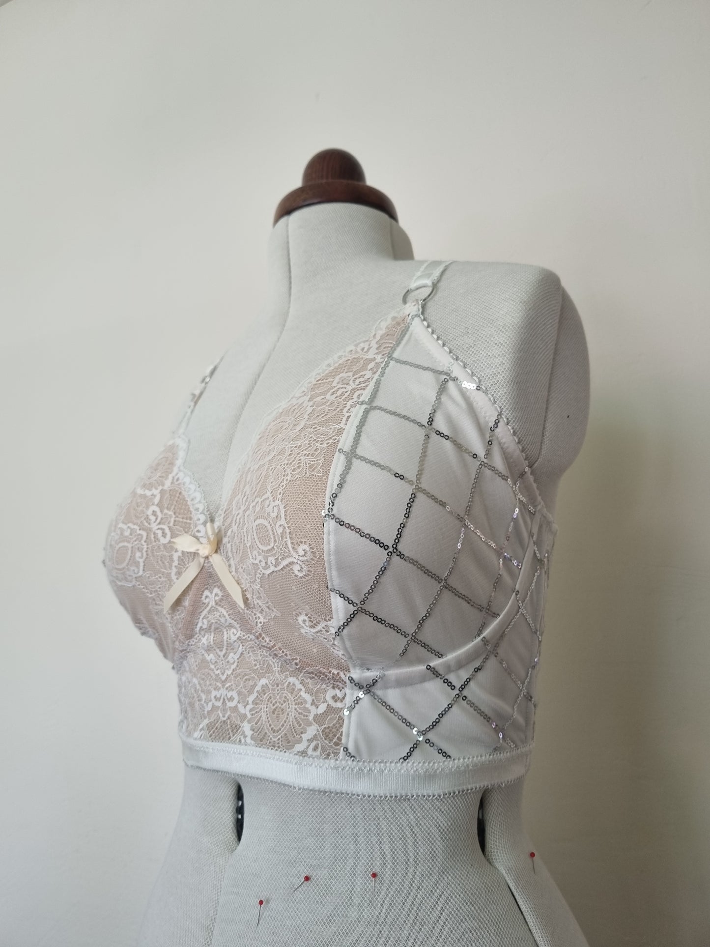 Witte tule met zilver kleurige pailletjes