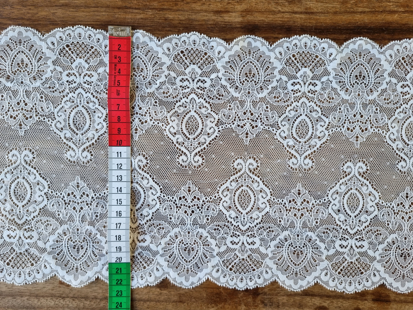 Wit stretchkant met barok design
