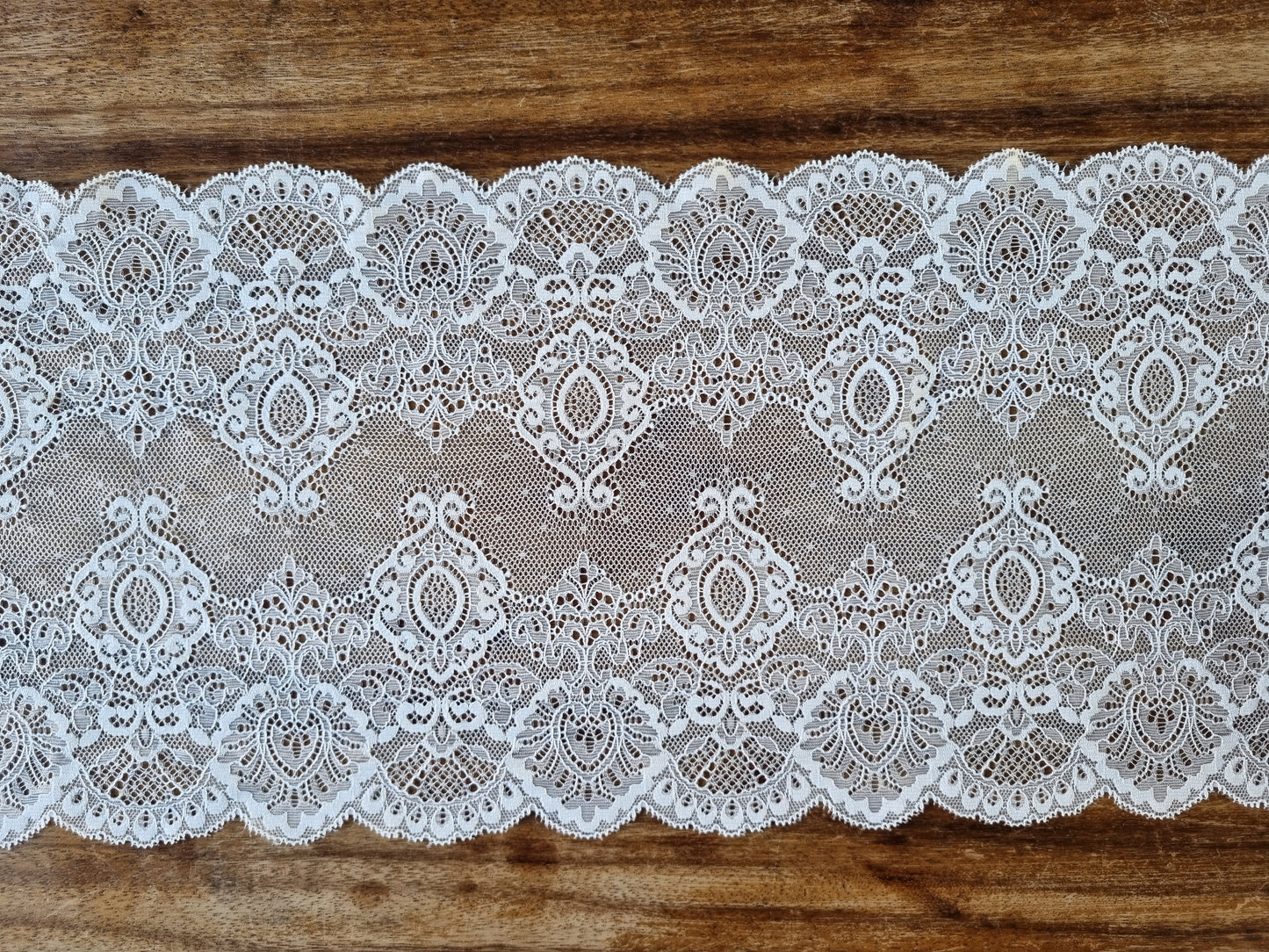 Wit stretchkant met barok design