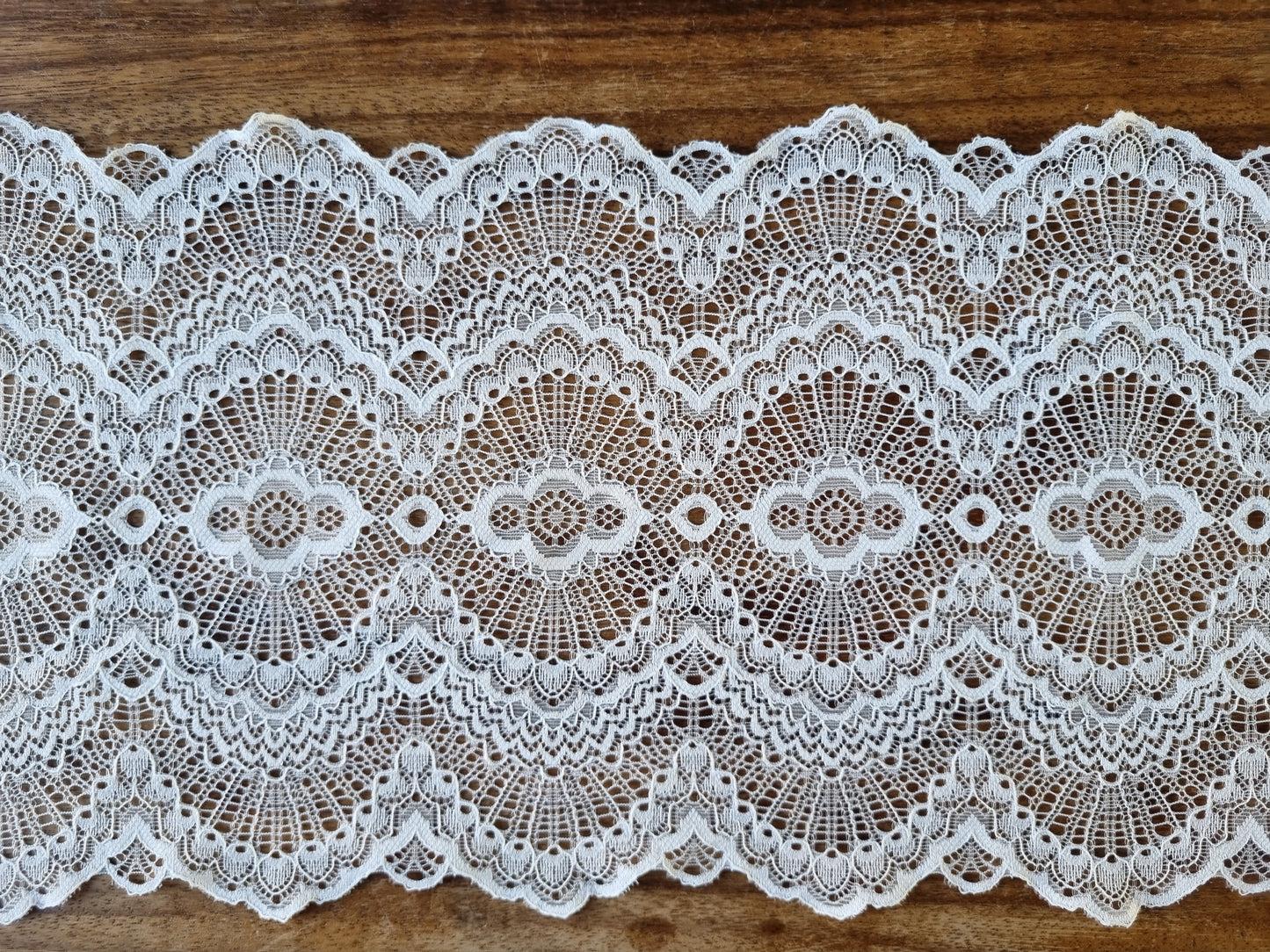 Wit stretchkant met gotisch design