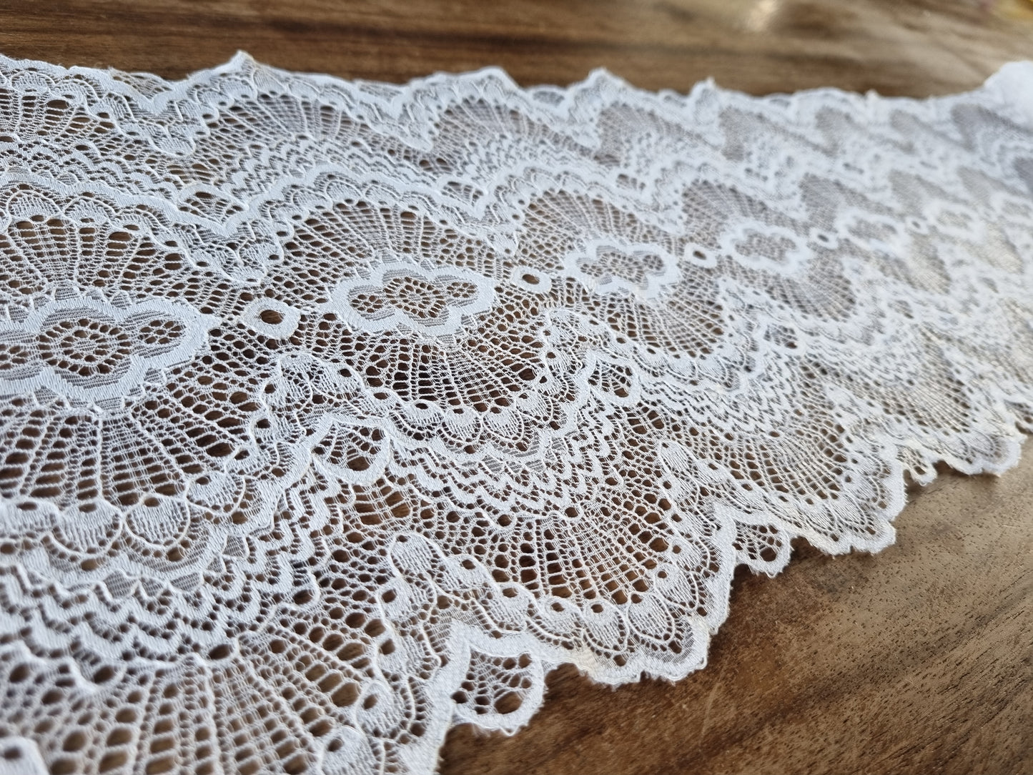 Wit stretchkant met gotisch design