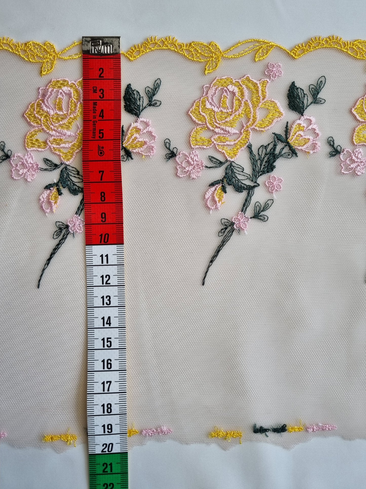 Beige kleurig tule kant met geel geborduurde rozen