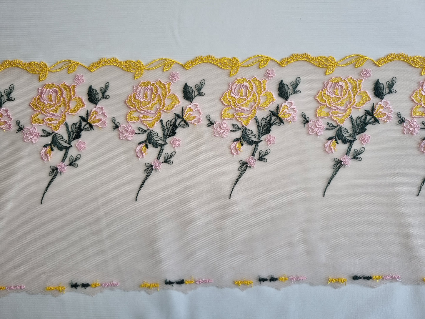 Beige kleurig tule kant met geel geborduurde rozen