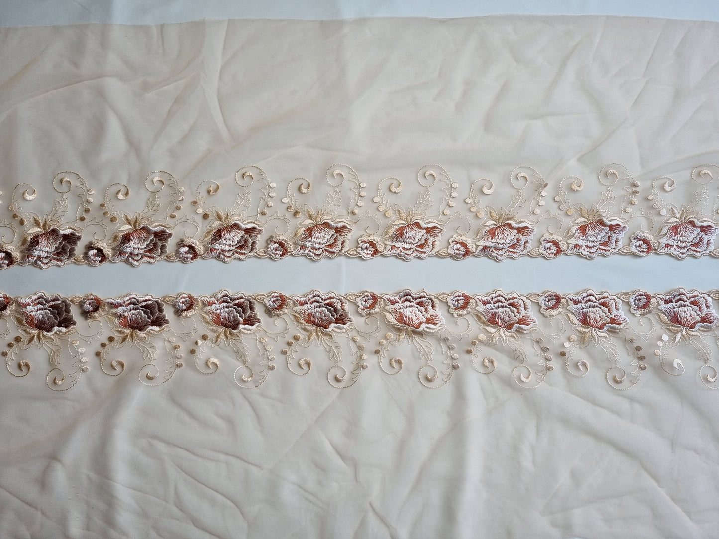 Beige tule kant met geborduurde bordeaux met witte roosjes