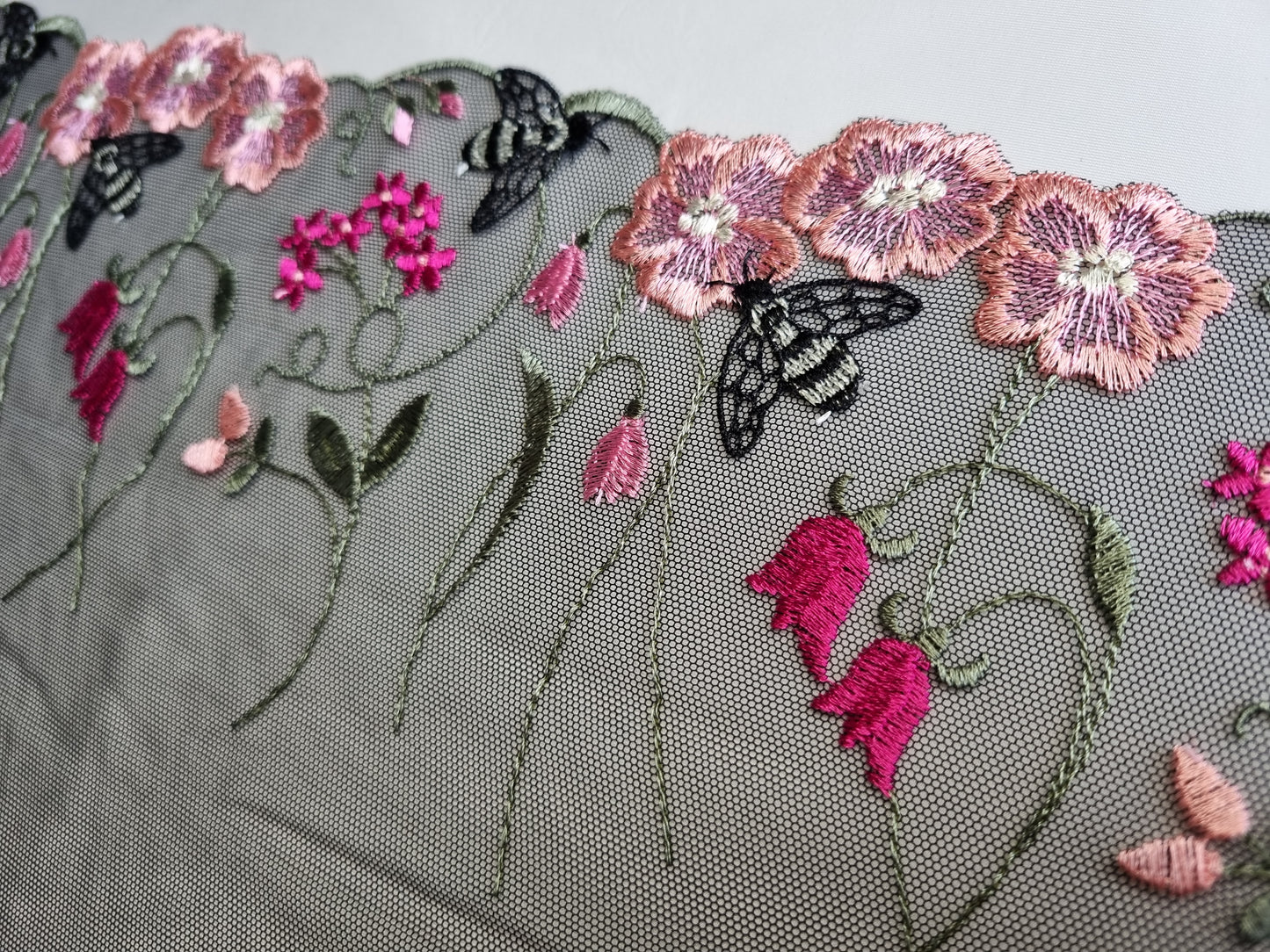 Zwart tule kant met geborduurde bloemetjes en bijtjes