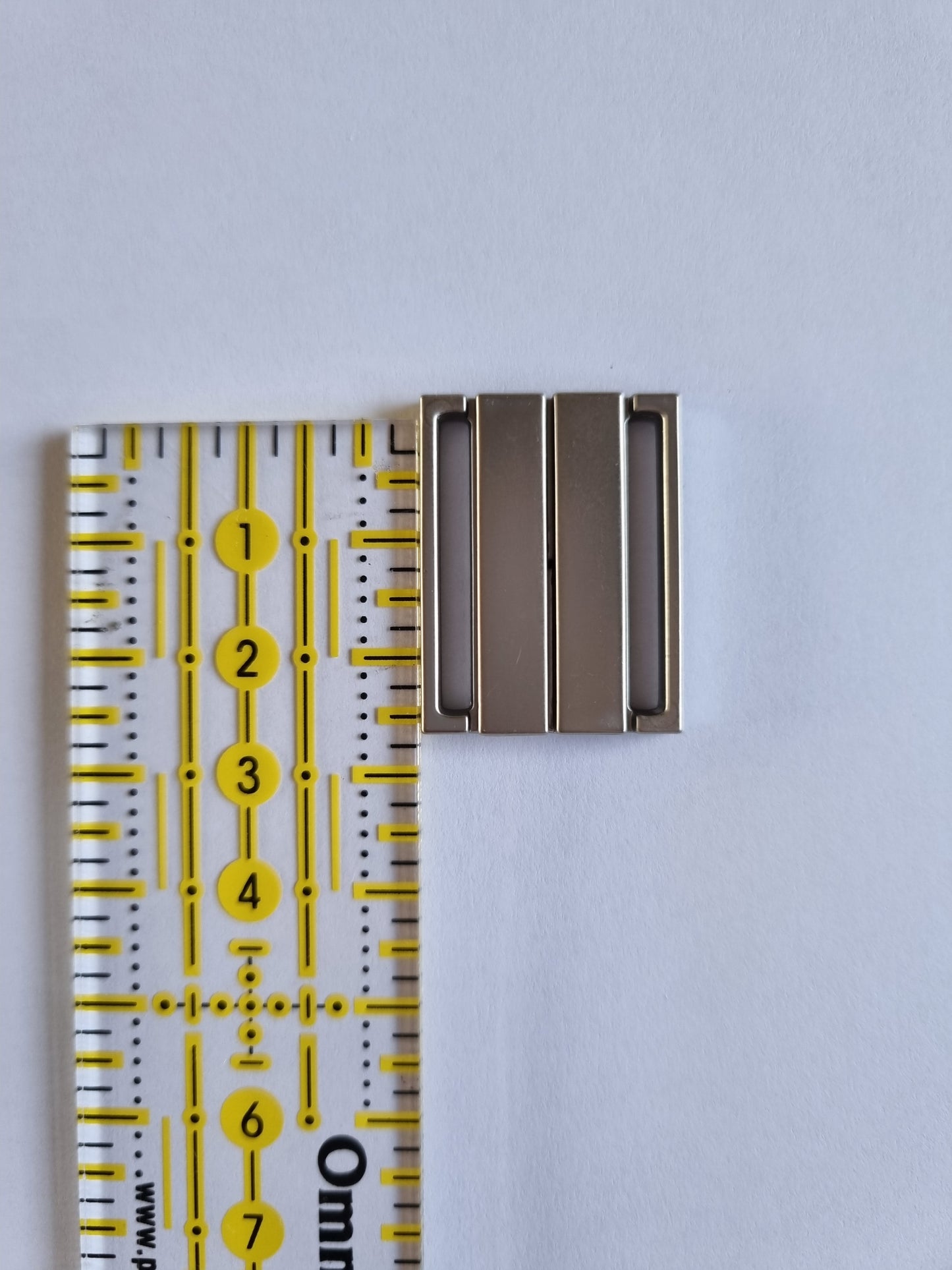 Sluiting: mat zilver, 2,5cm opening, metaal