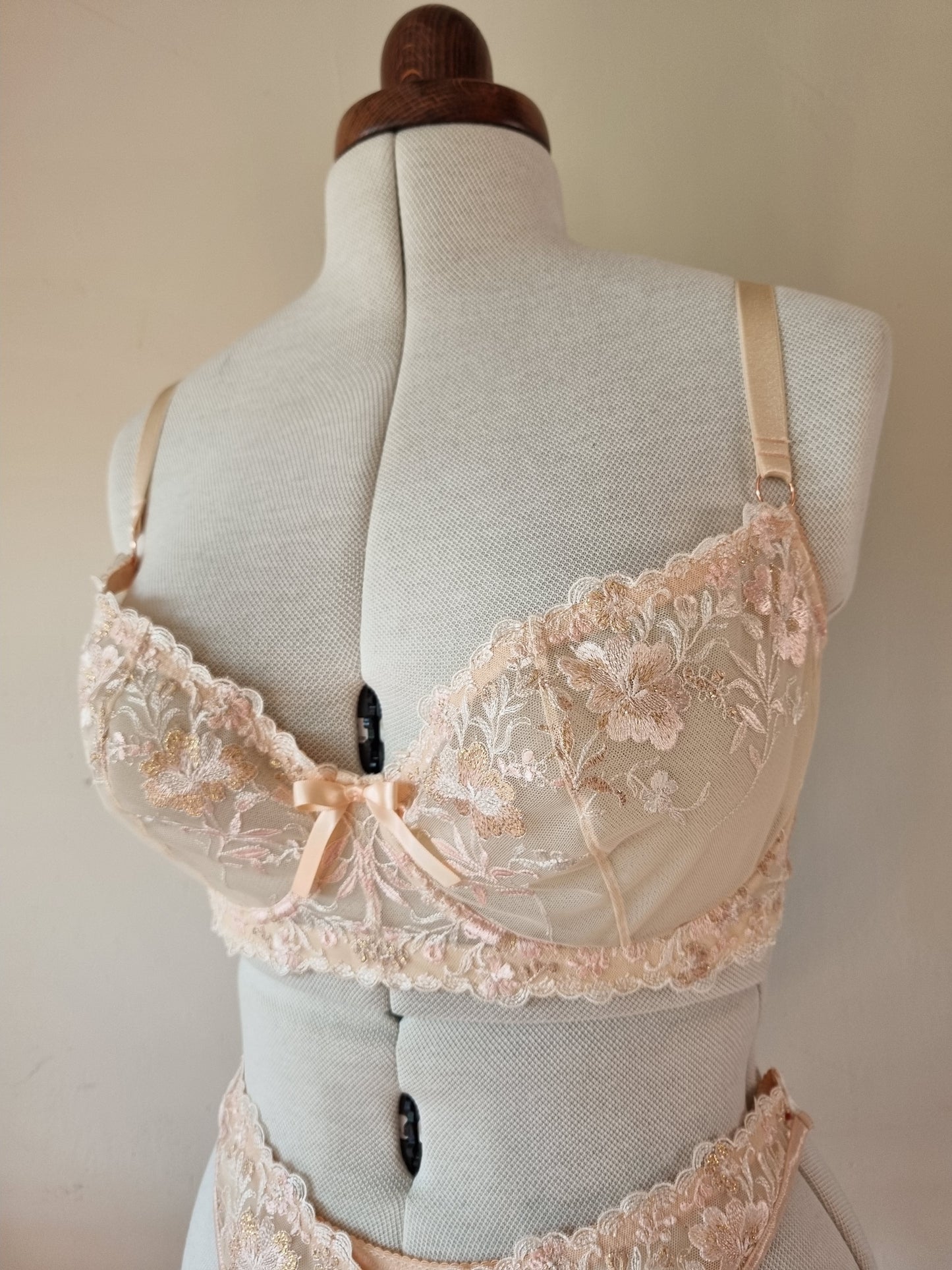 Peach tule kant met zachtroze en rosegoudkleurige lelies