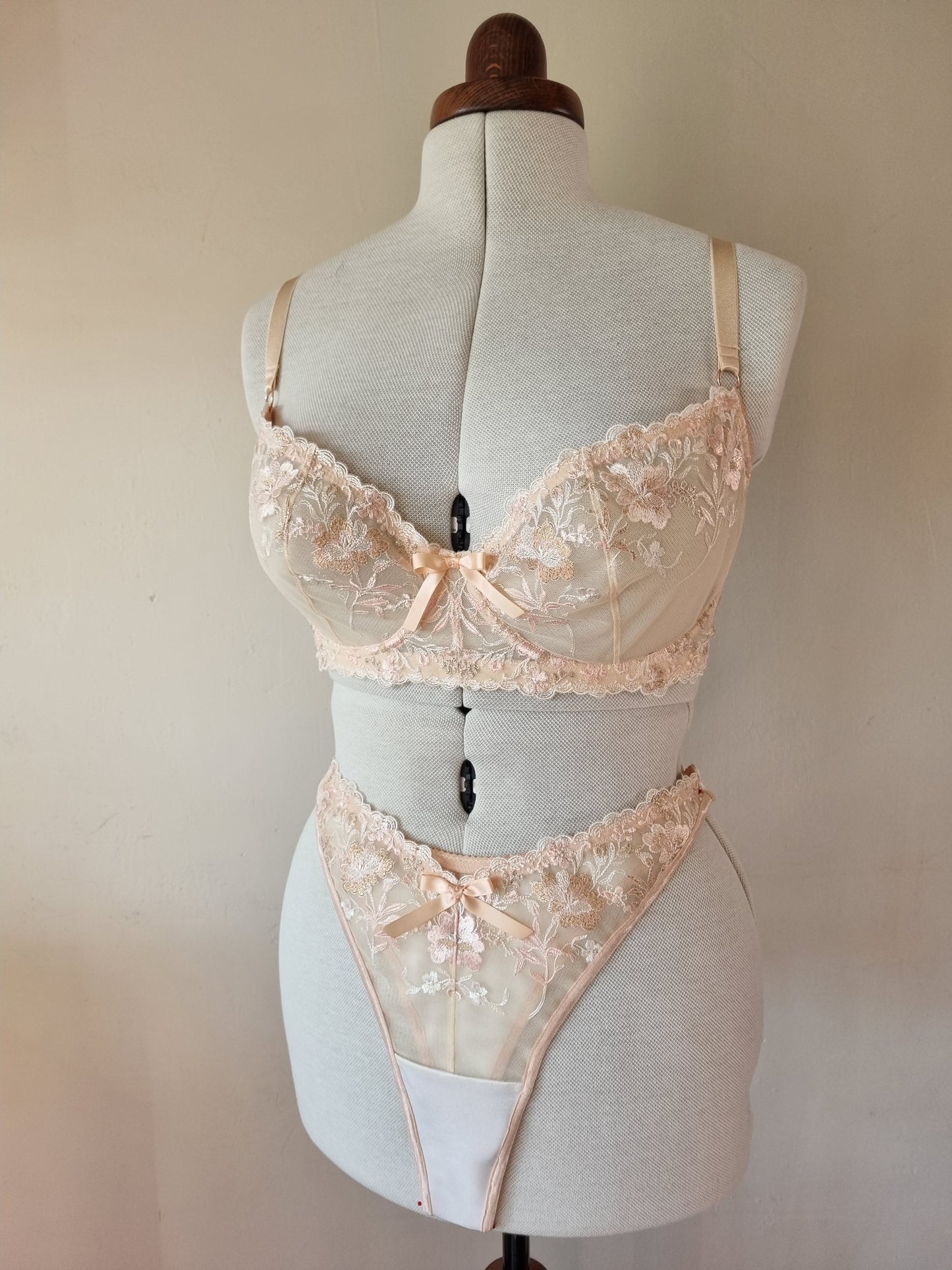 Peach tule kant met zachtroze en rosegoudkleurige lelies