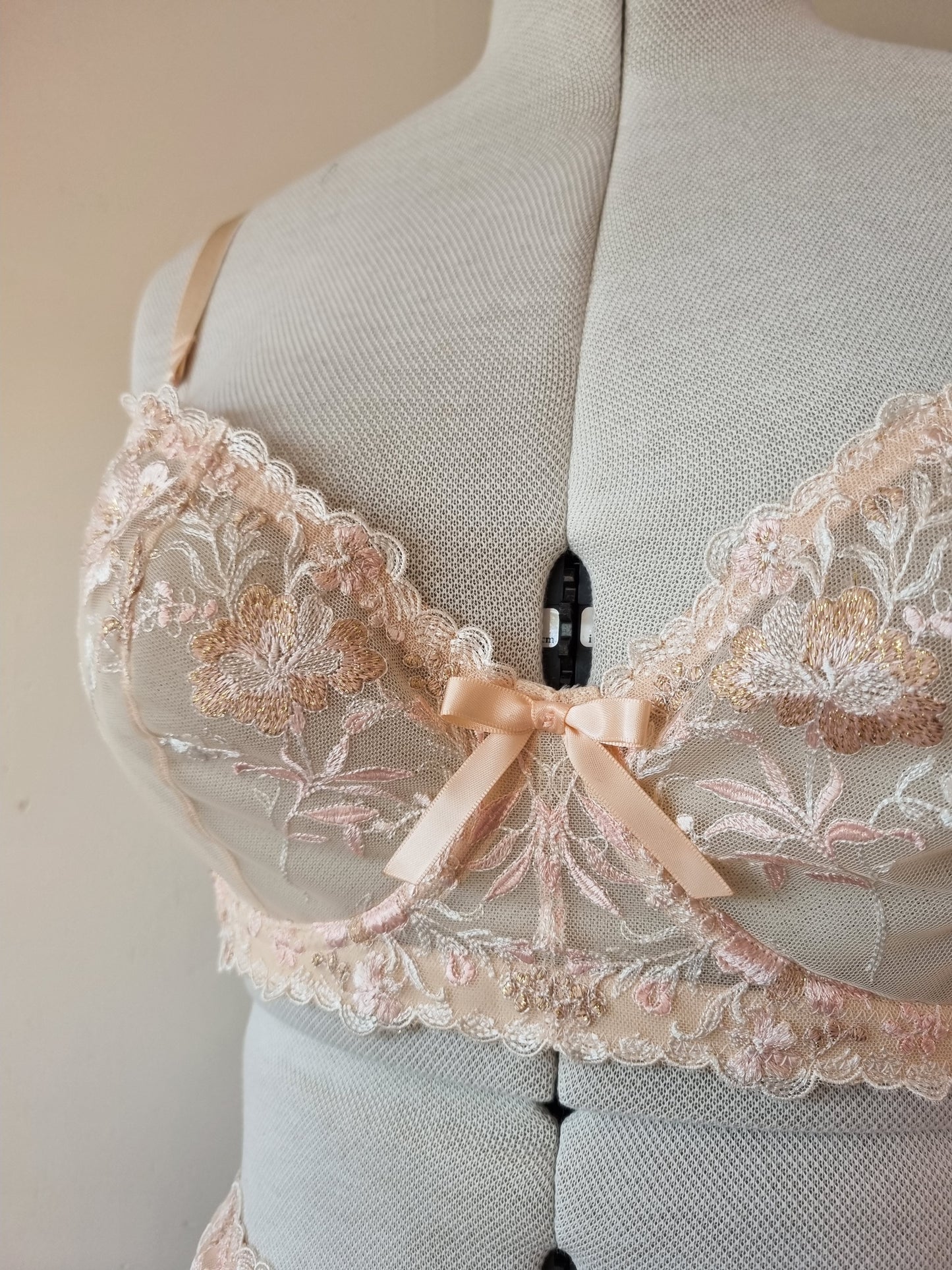 Peach tule kant met zachtroze en rosegoudkleurige lelies