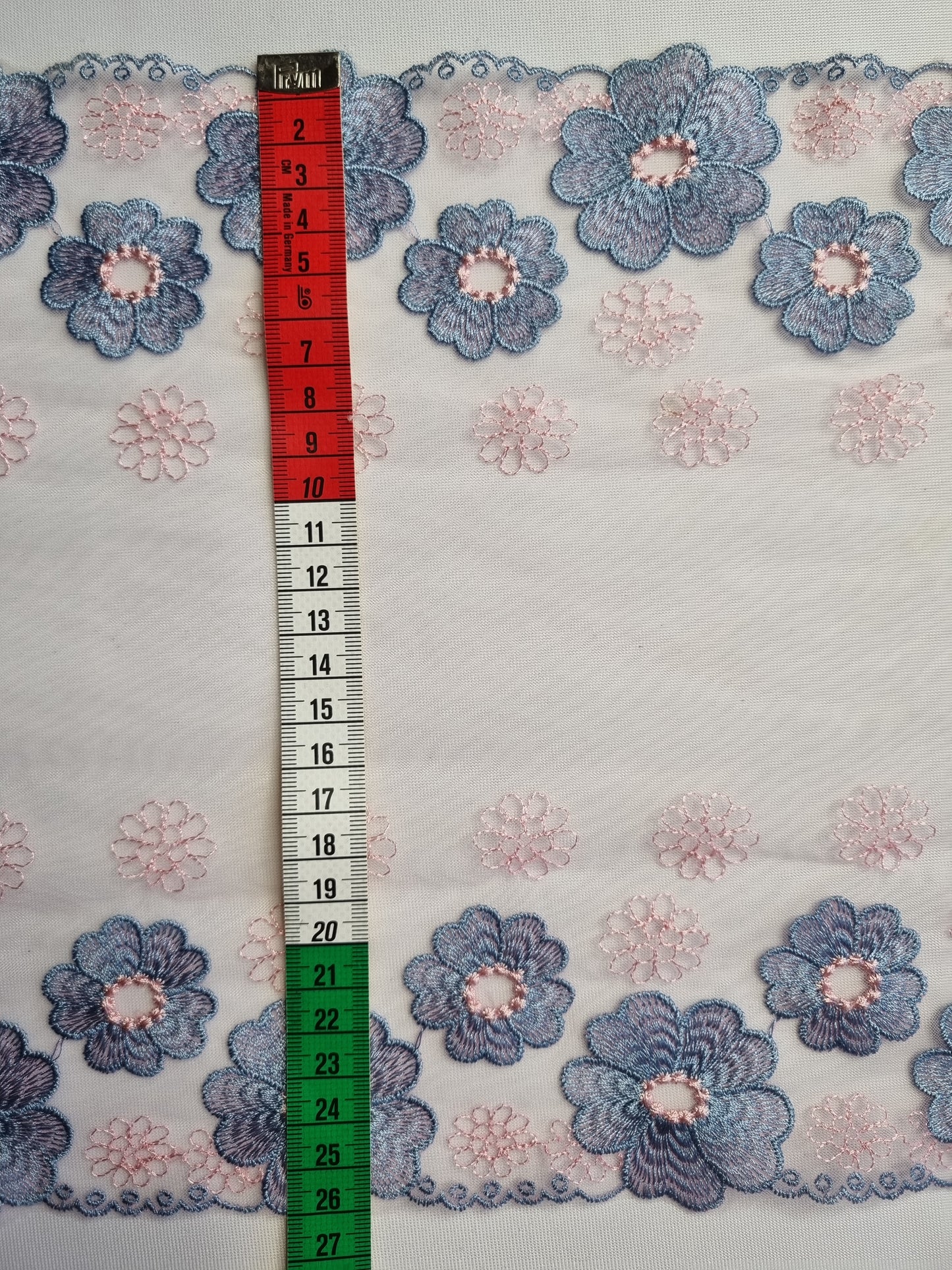 Roze tule kant met blauw geborduurde bloemen