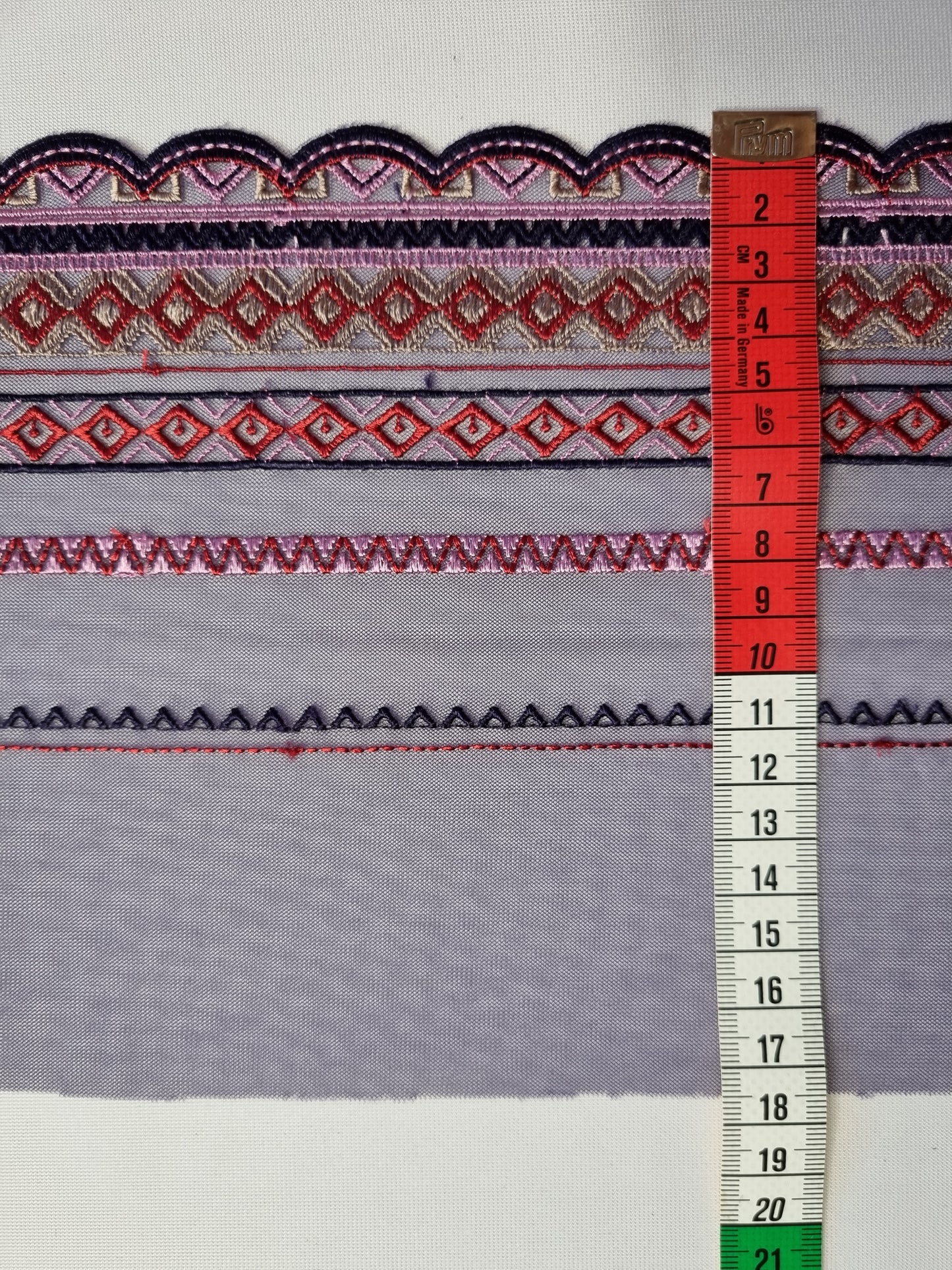 paars tule kant met Scandinavisch geborduurd design
