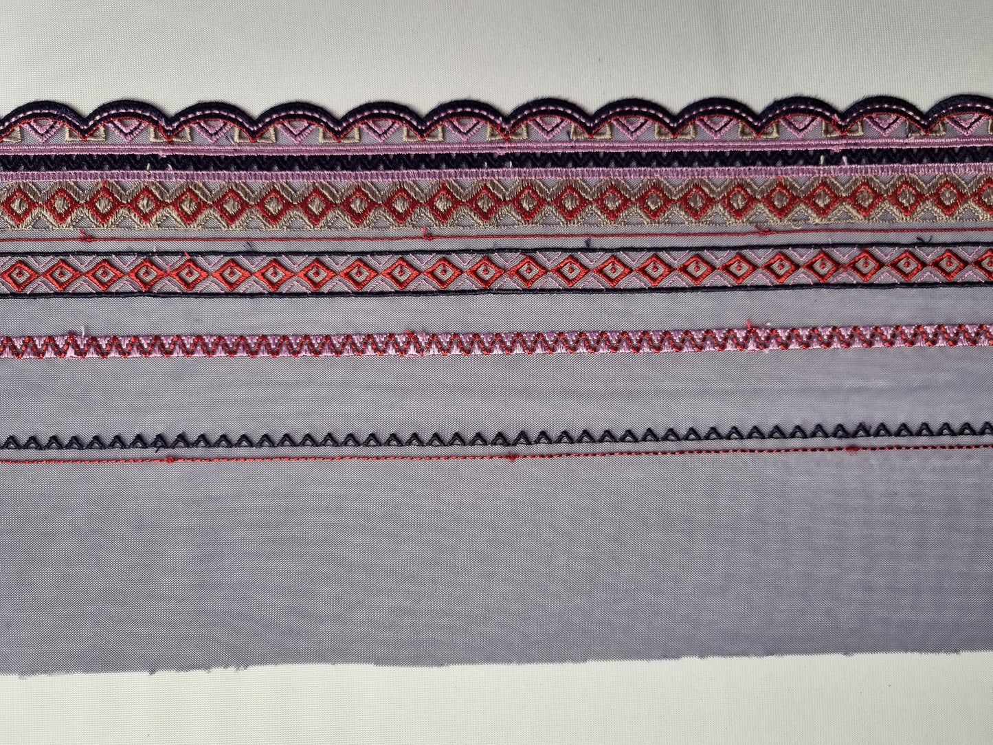 paars tule kant met Scandinavisch geborduurd design