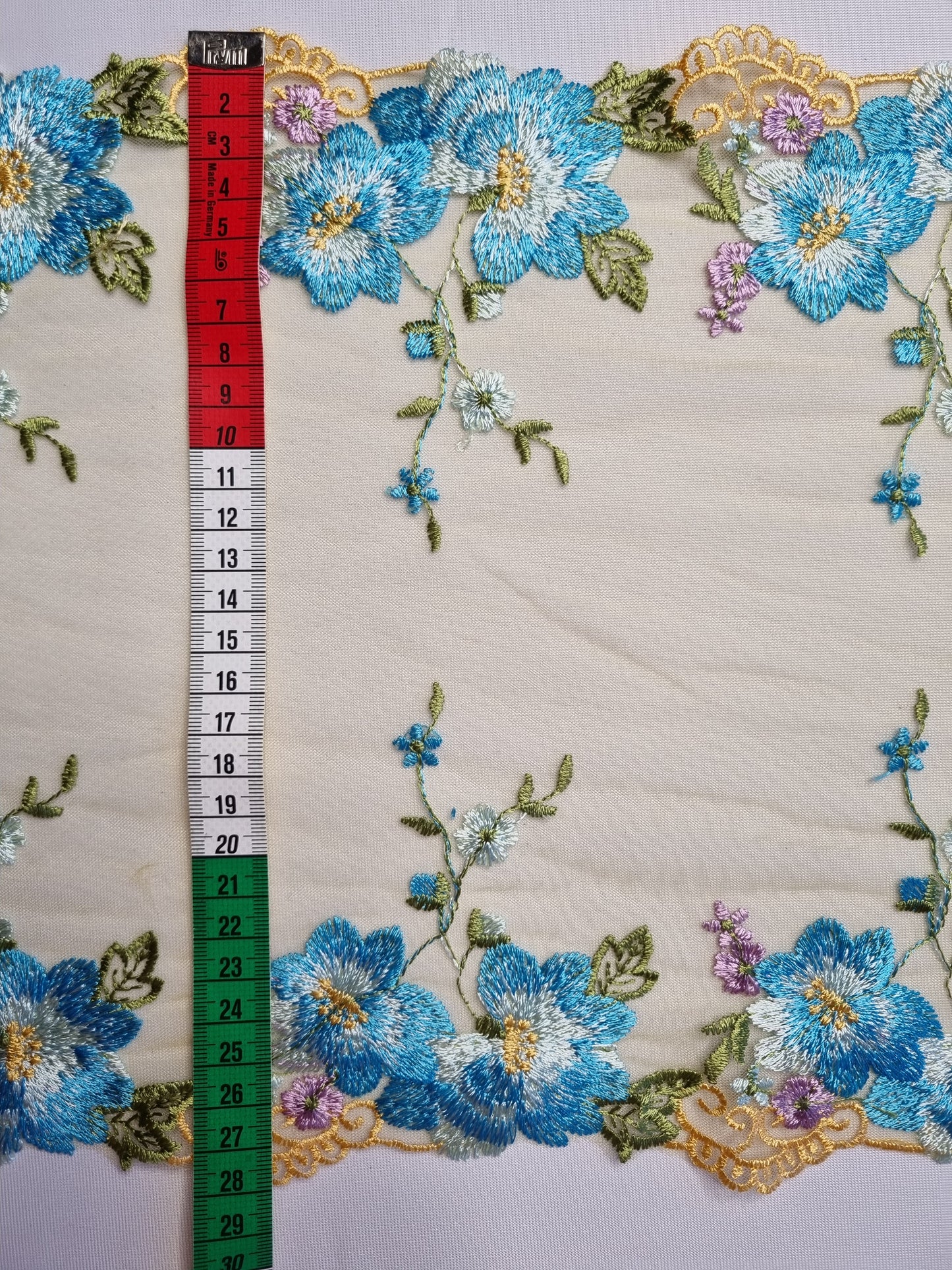 Olijf kleurig tule kant met blauw geborduurde bloemen
