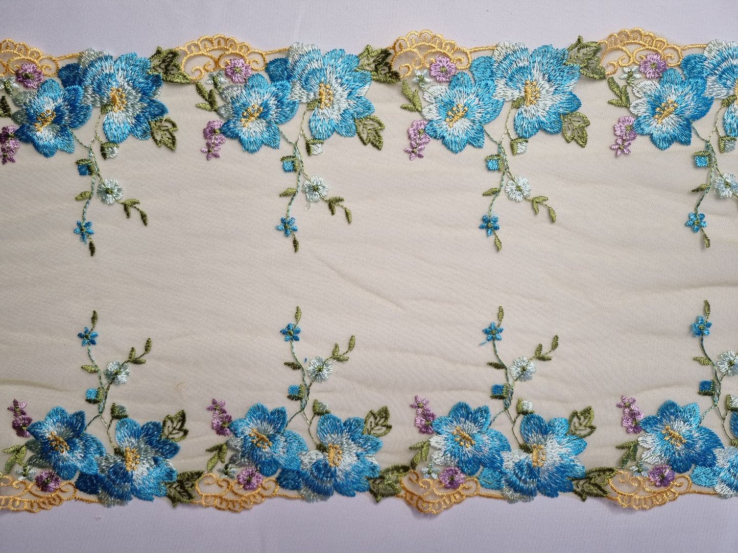Olijf kleurig tule kant met blauw geborduurde bloemen