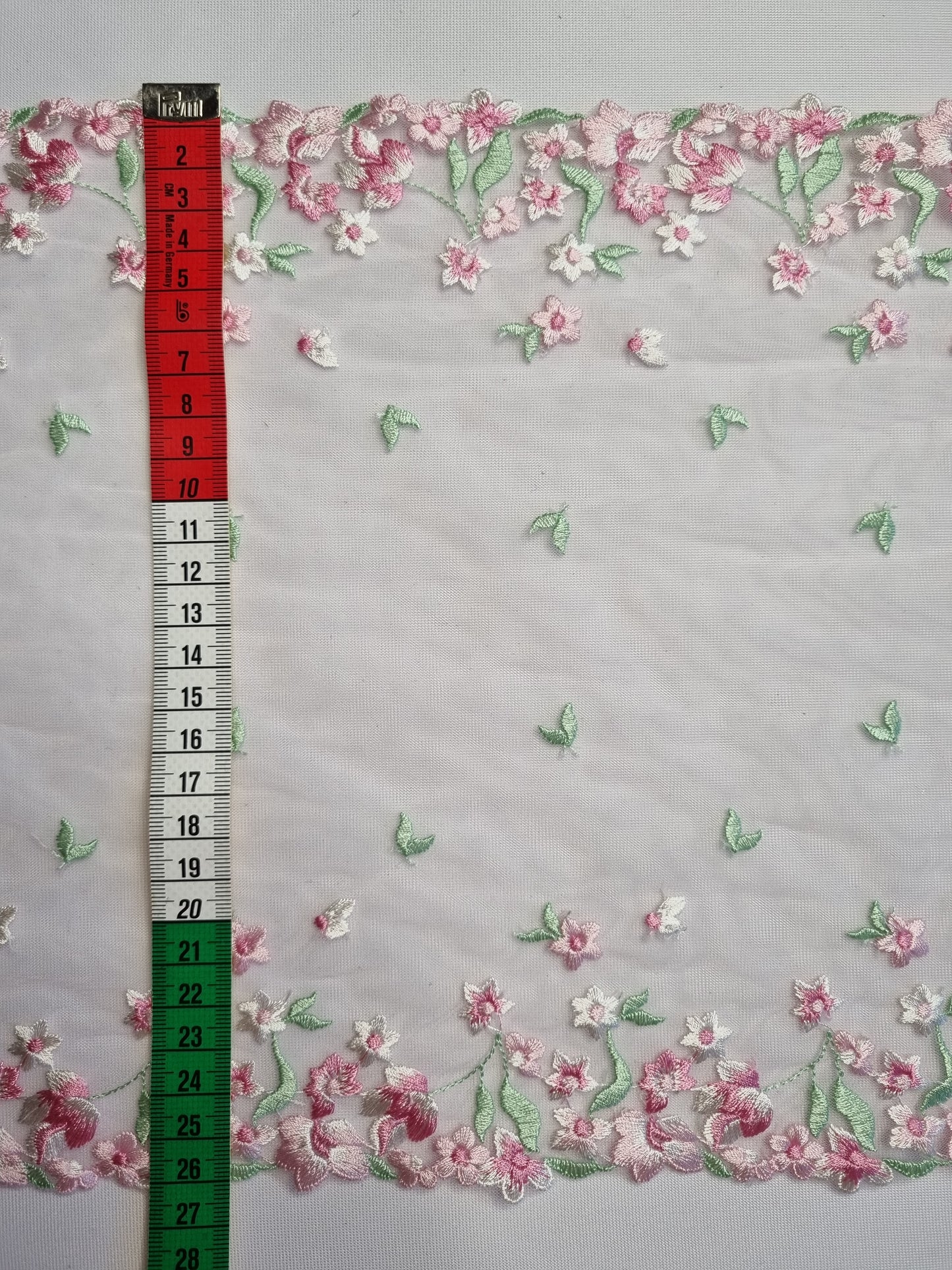 Roze tule kant met klein, roze, geborduurde bloesem