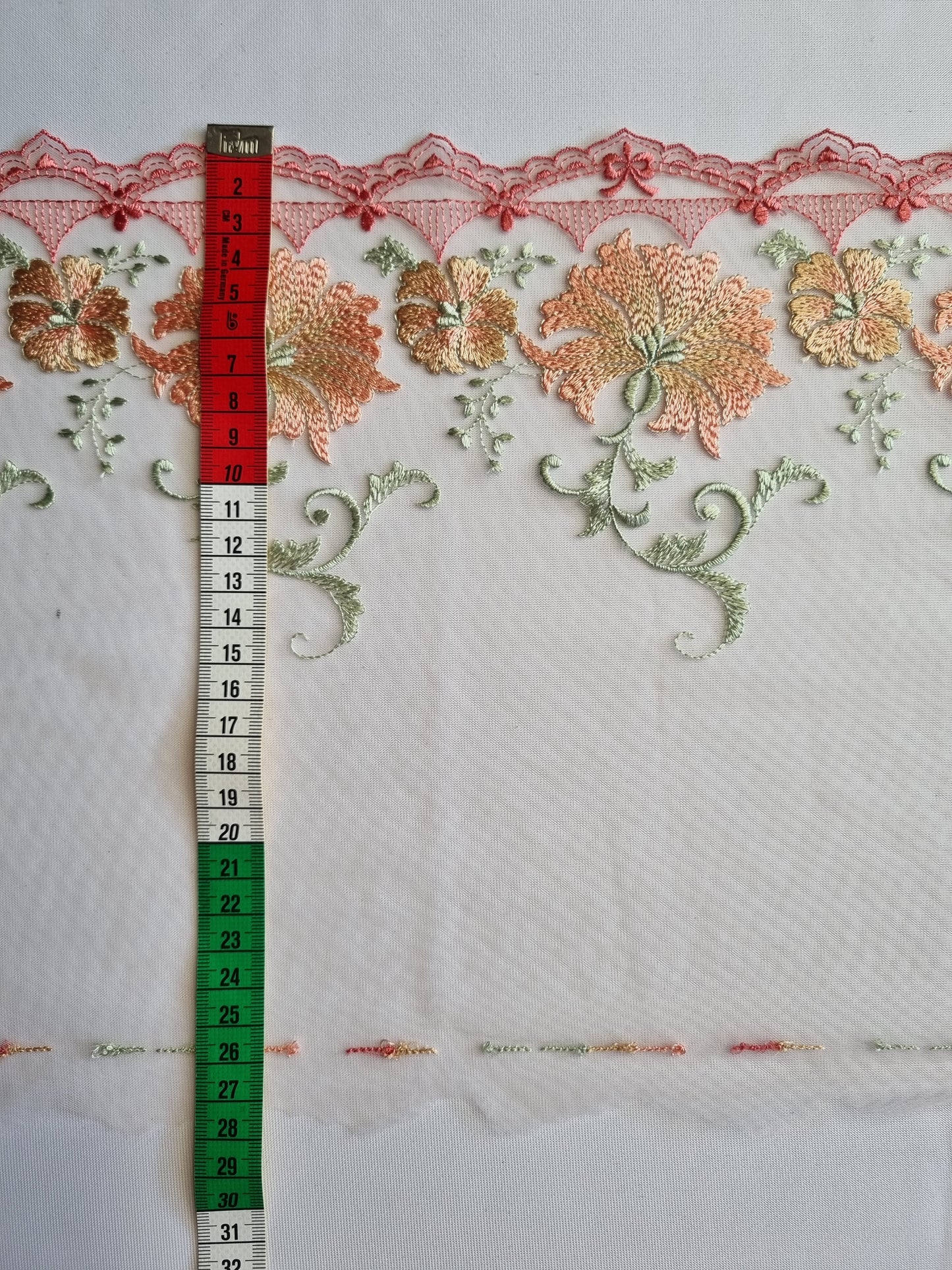Peach kleurig tule kant met peach kleurige bloemen