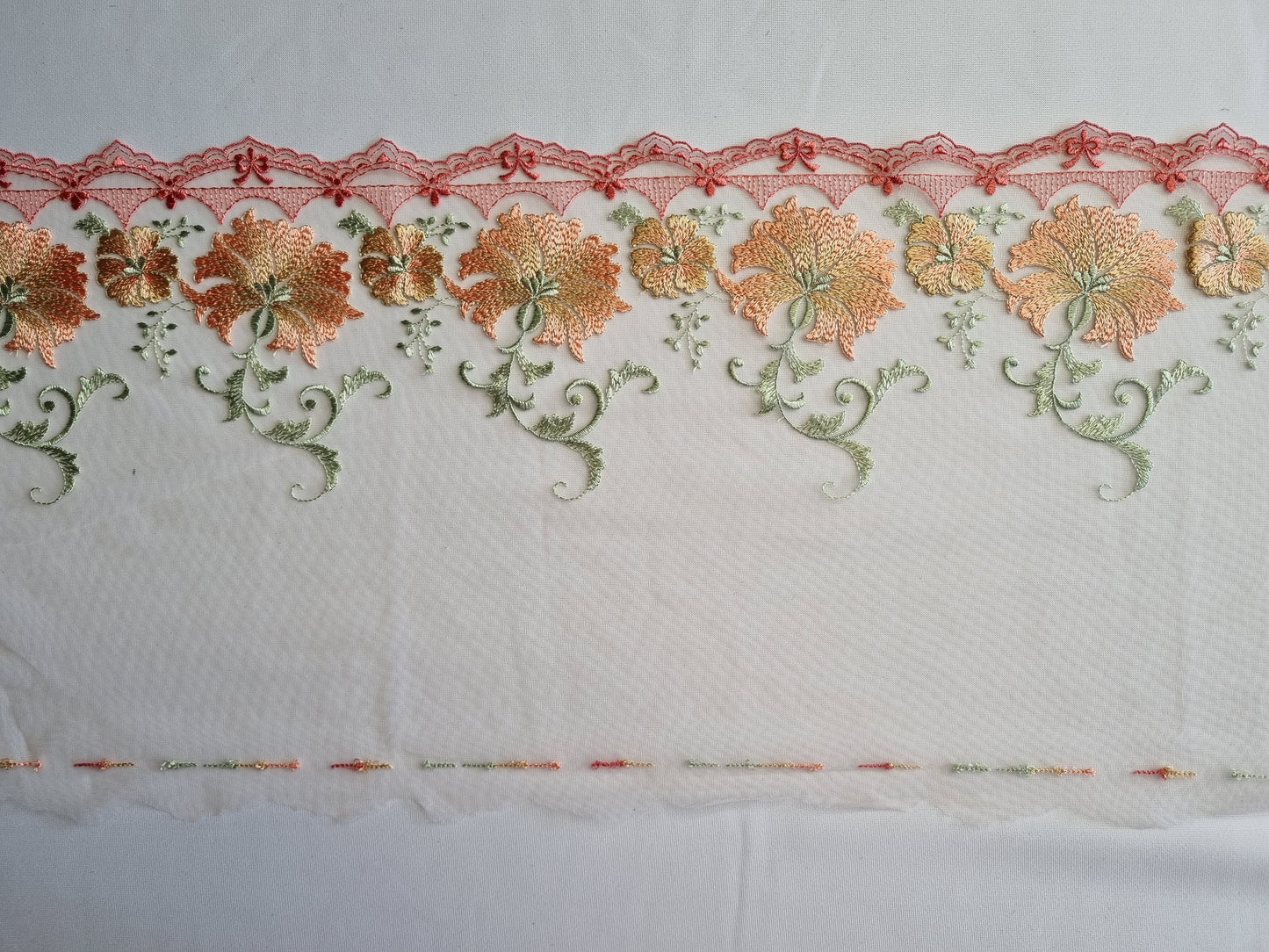Peach kleurig tule kant met peach kleurige bloemen