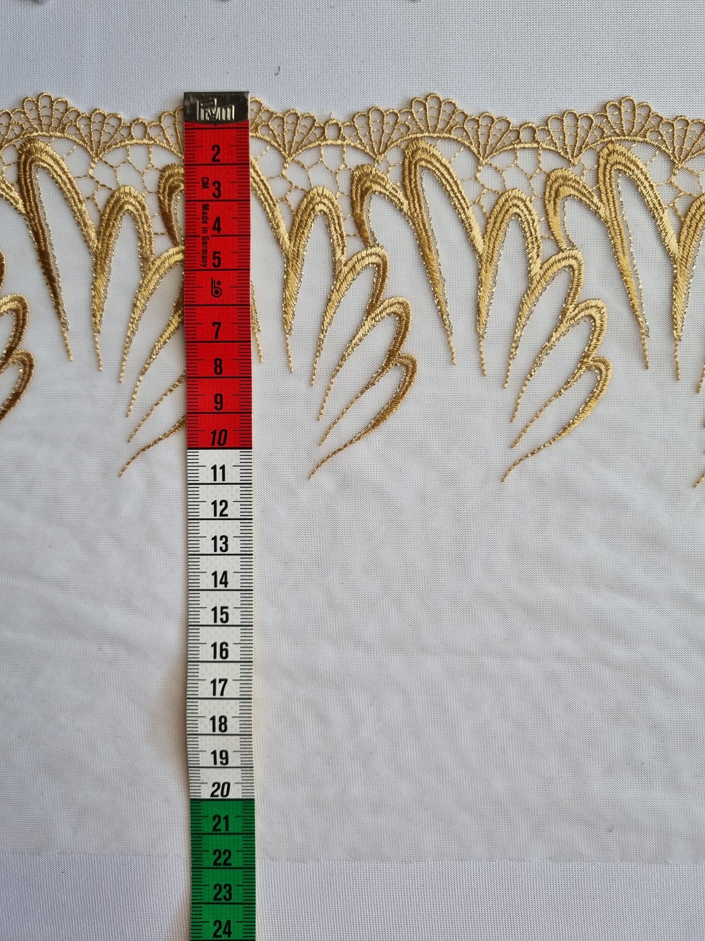 Wit tule kant met goudkleurig borduursel