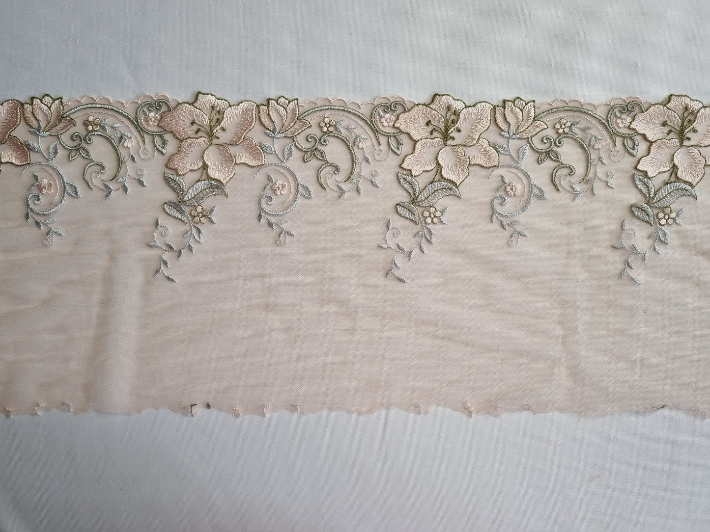 Peach roze tule kant met geborduurde grote lelies
