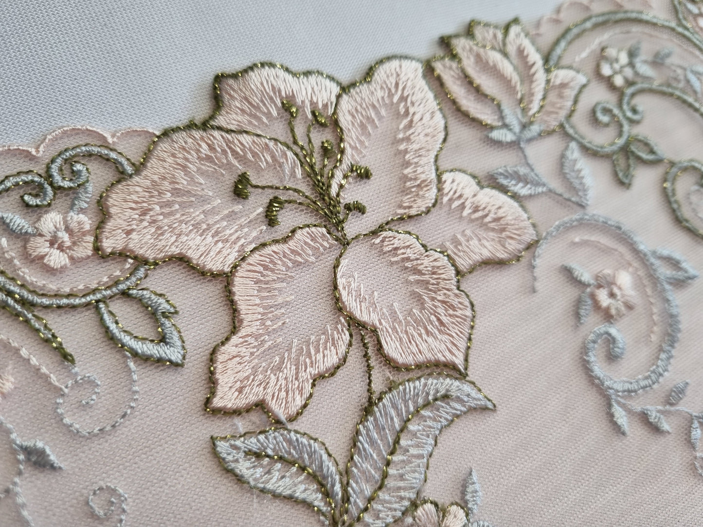 Peach roze tule kant met geborduurde grote lelies