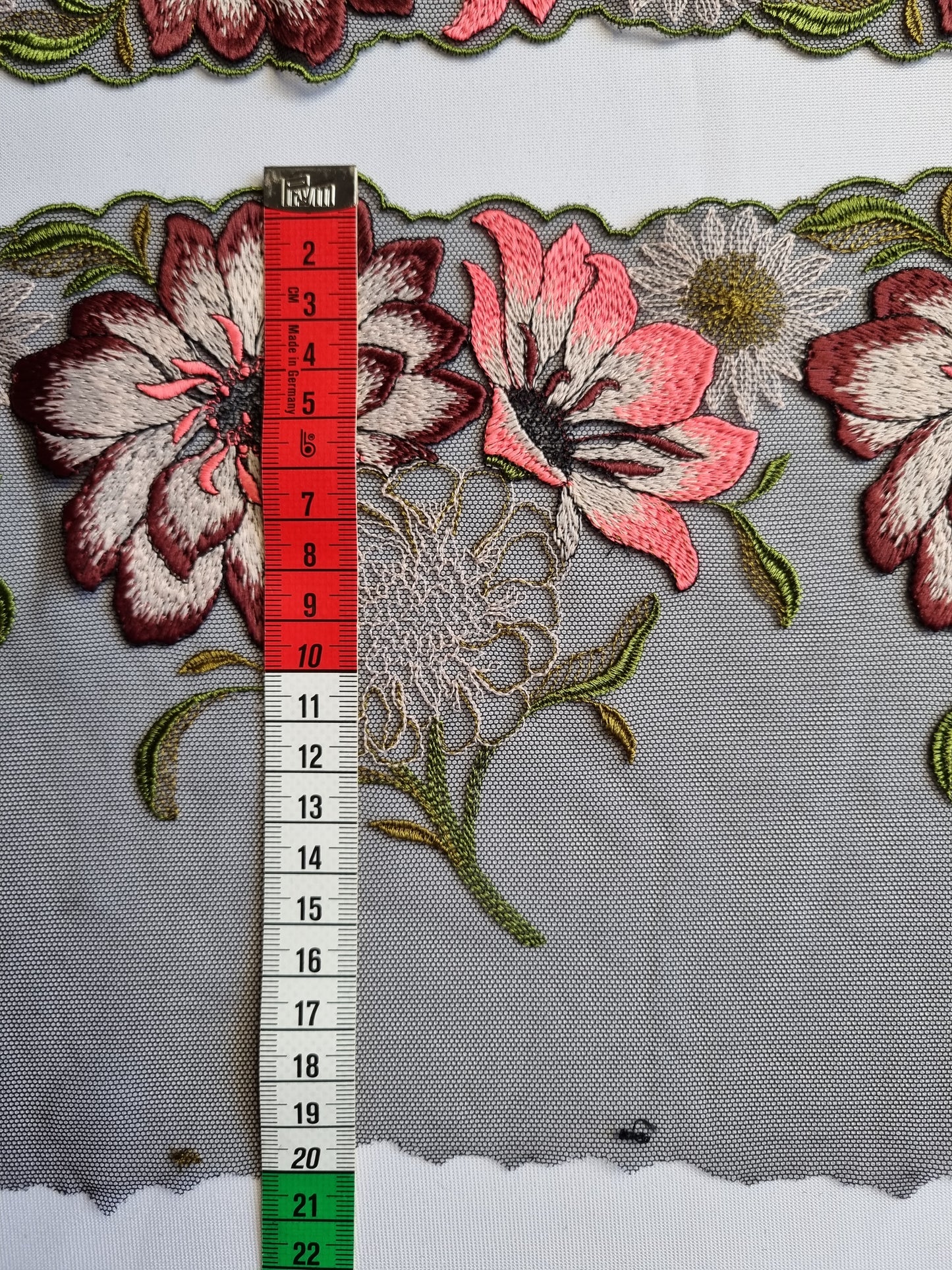 Zwart tule kant met fel gekleurde Gerbera's