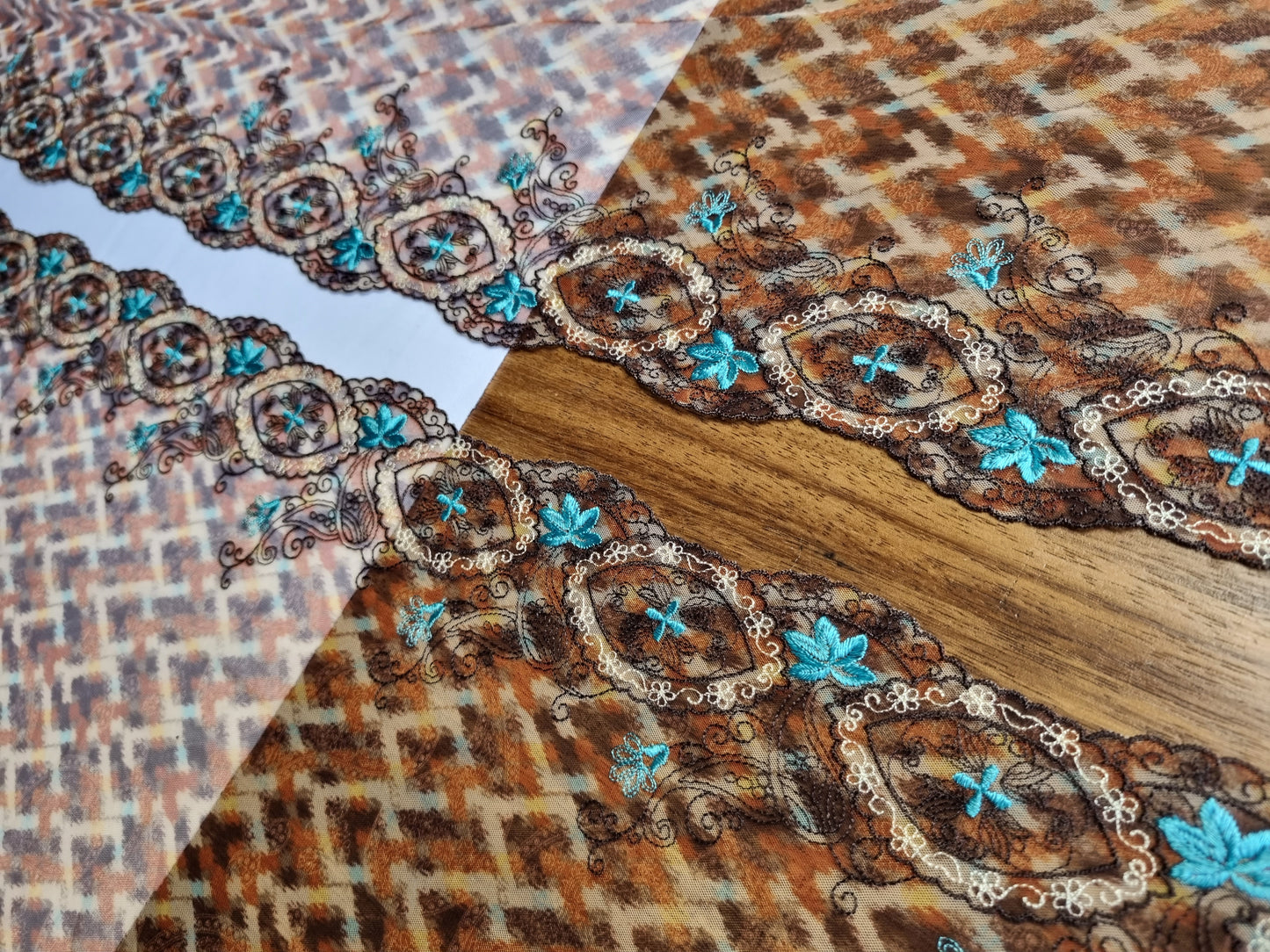 Bruin tule kant met retro print en borduursel in turquoise en bruin