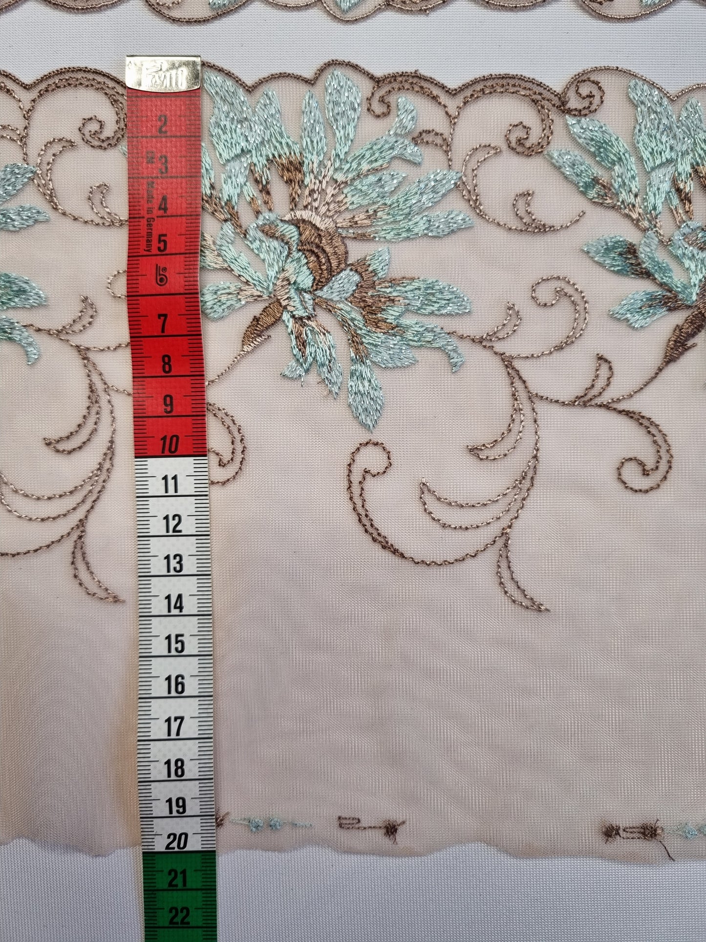 Latte tule kant met korenbloemen voorzien van lichtblauw lurex draad