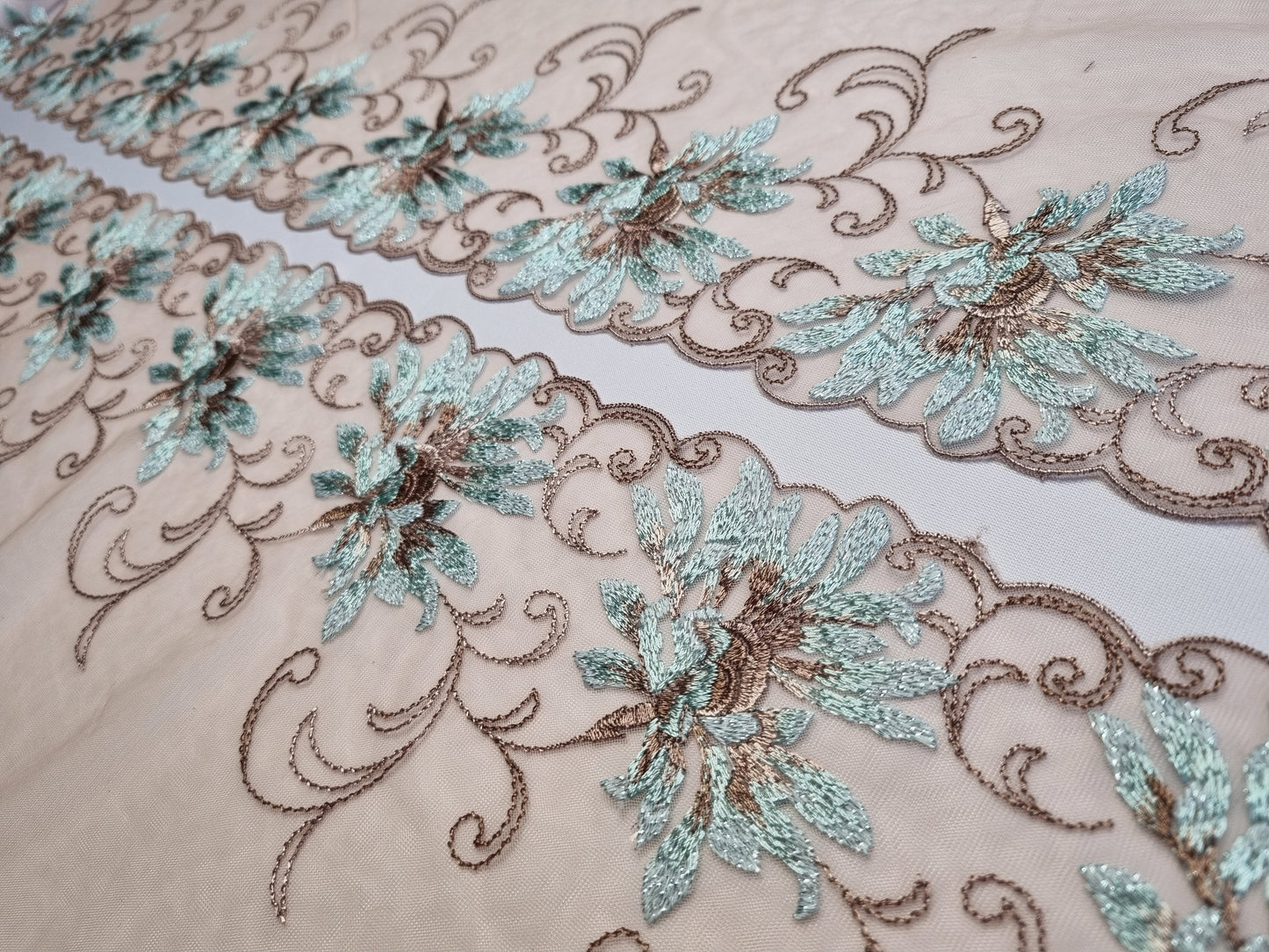Latte tule kant met korenbloemen voorzien van lichtblauw lurex draad